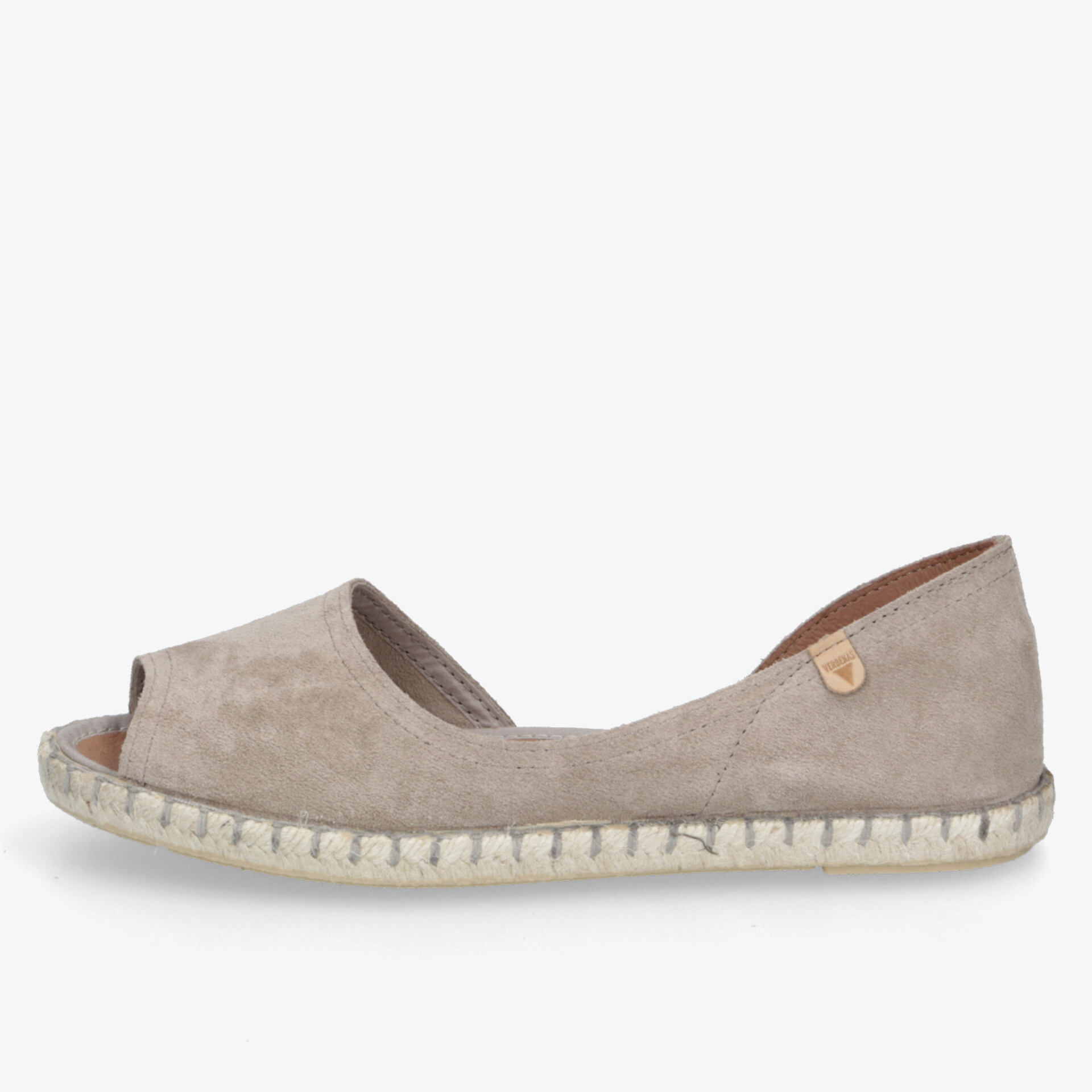 Beige Sandale aus weichem Wildleder mit offener Zehenpartie und flexibler, leichter Sohle seitlich sichtbar