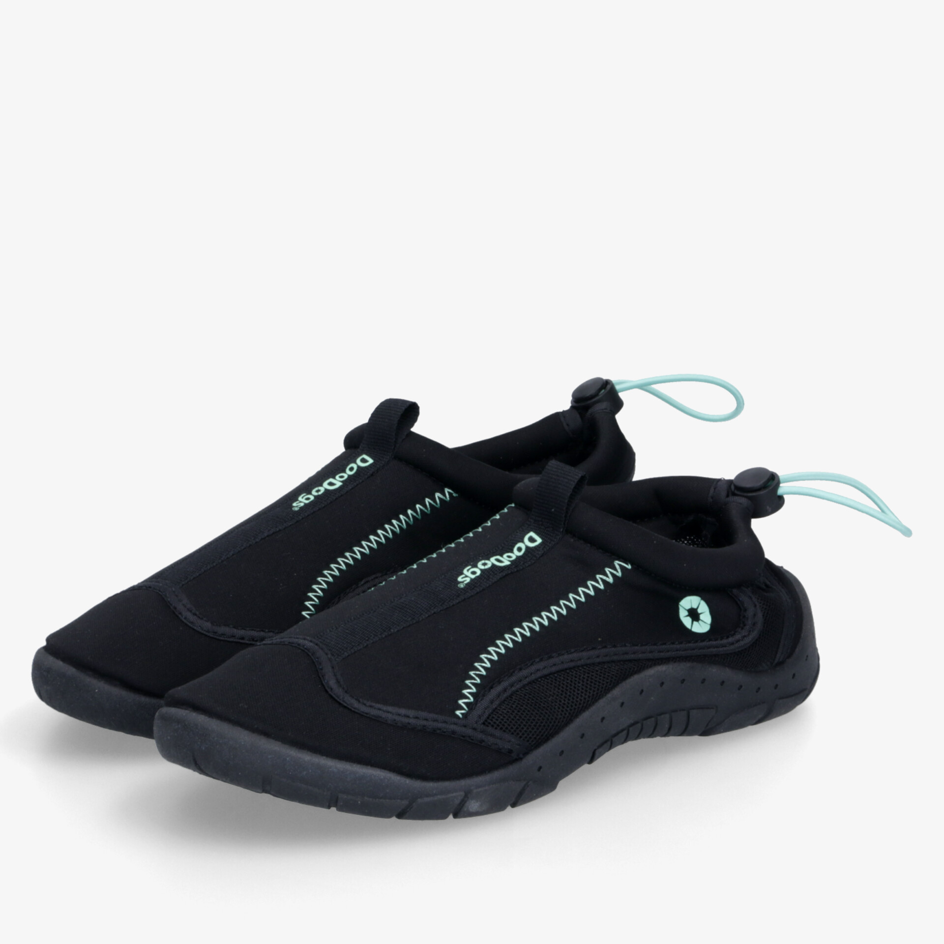 Schwarzer flexibler Wasserschuh mit rutschfester Sohle und elastischem Material für sportliche Aktivitäten