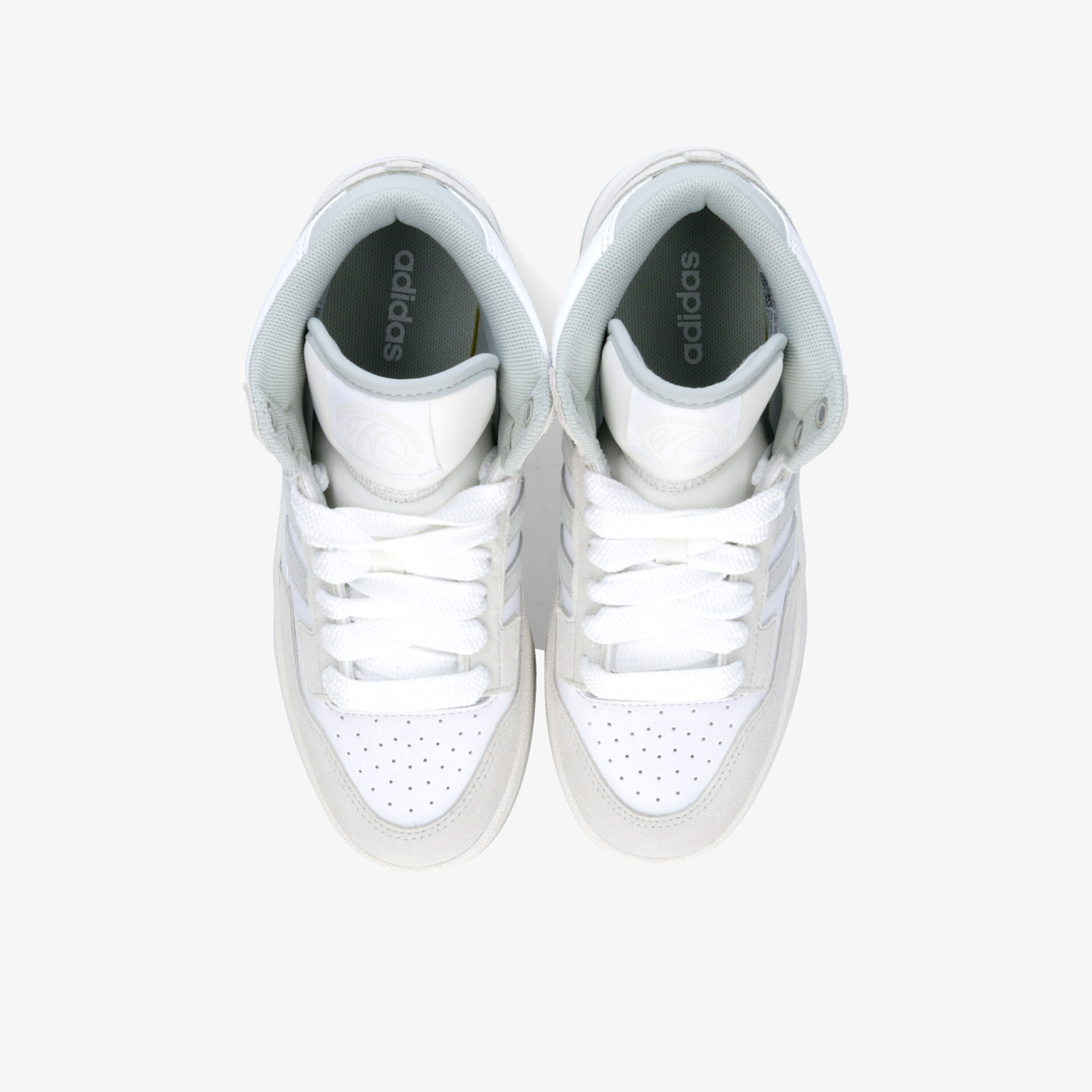 Weiße Sneaker im Paar von oben dargestellt mit bequemer Passform und modernem, sportlichem Design