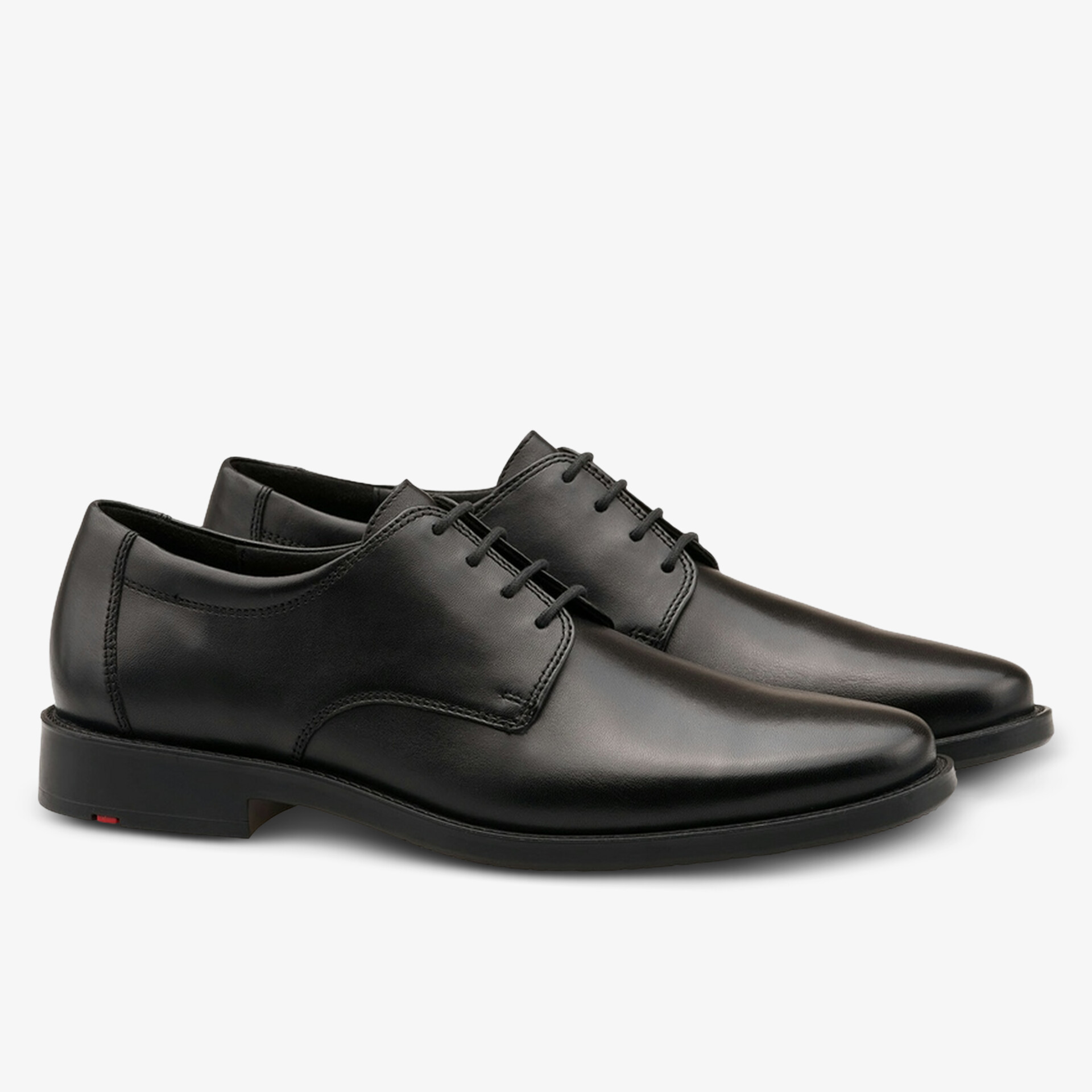 Elegante schwarze Herrenschuhe aus hochwertigem Leder mit feiner Naht und schnörkellosem Design