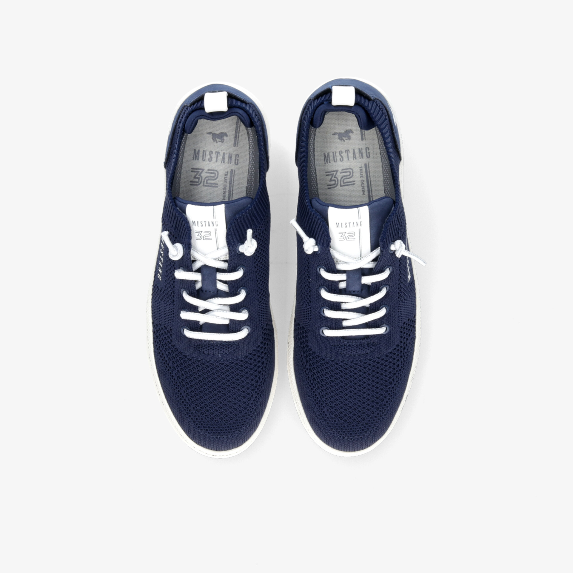 Leichtes dunkelblaues Sneaker-Paar mit Schnürsenkeln, atmungsaktiv und sportlich im Design