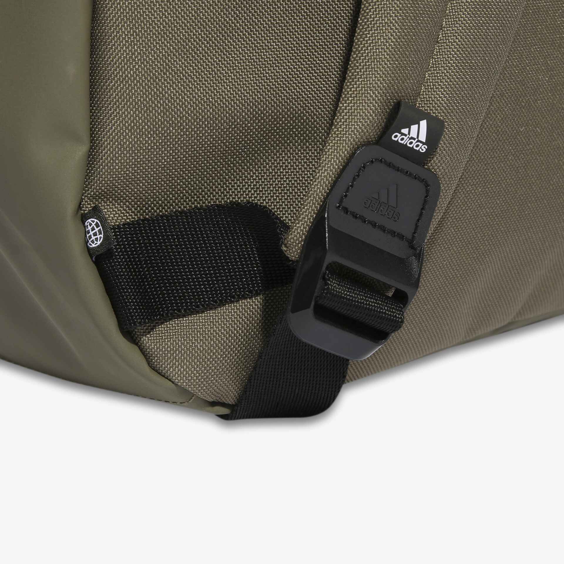 Detailaufnahme eines robusten Rucksackgurts mit stabiler Schnalle und sichtbar hochwertigem adidas Logo