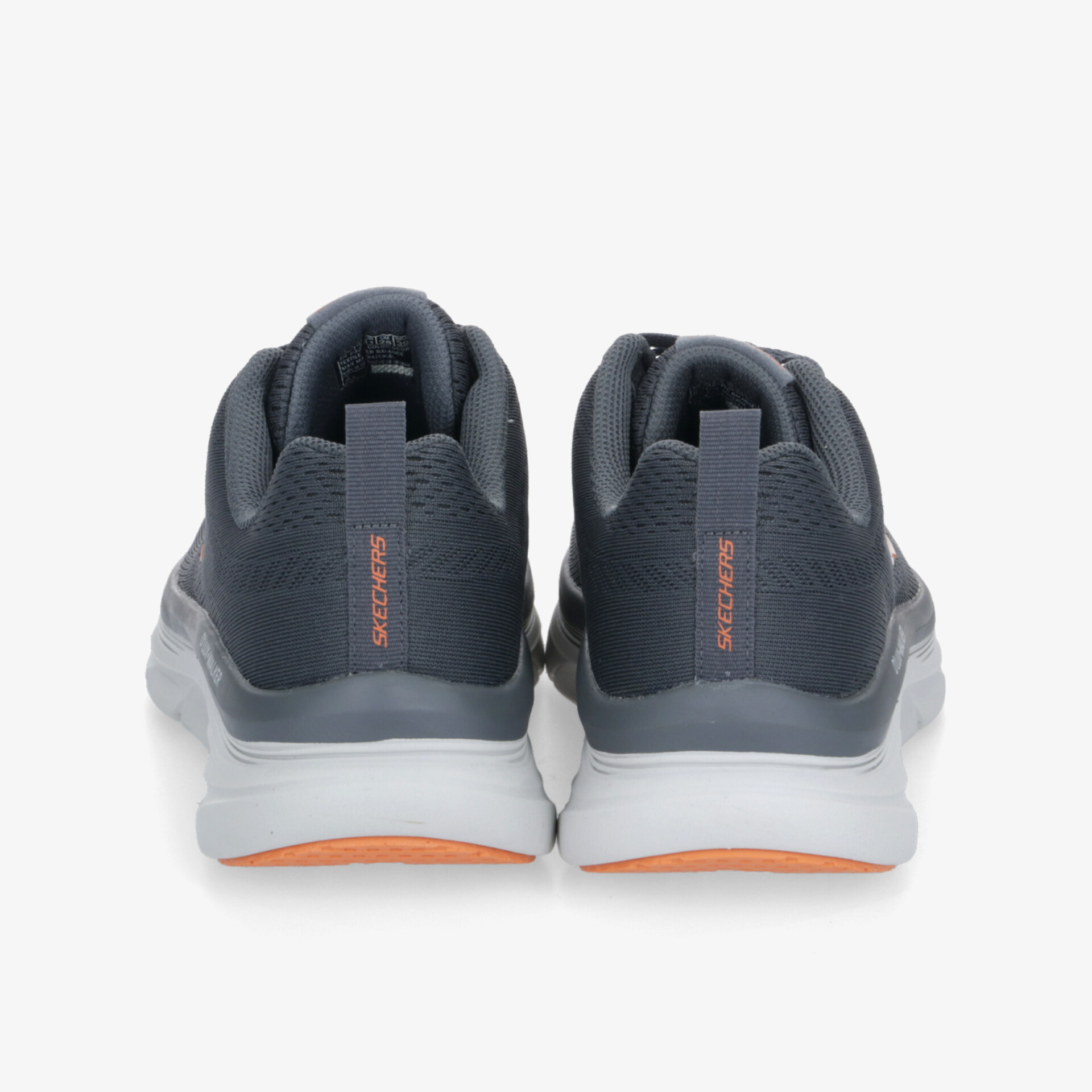 Rückansicht von atmungsaktiven Sportschuhen mit gepolstertem Schaftrand und leicht profilierter rutschfester Sohle