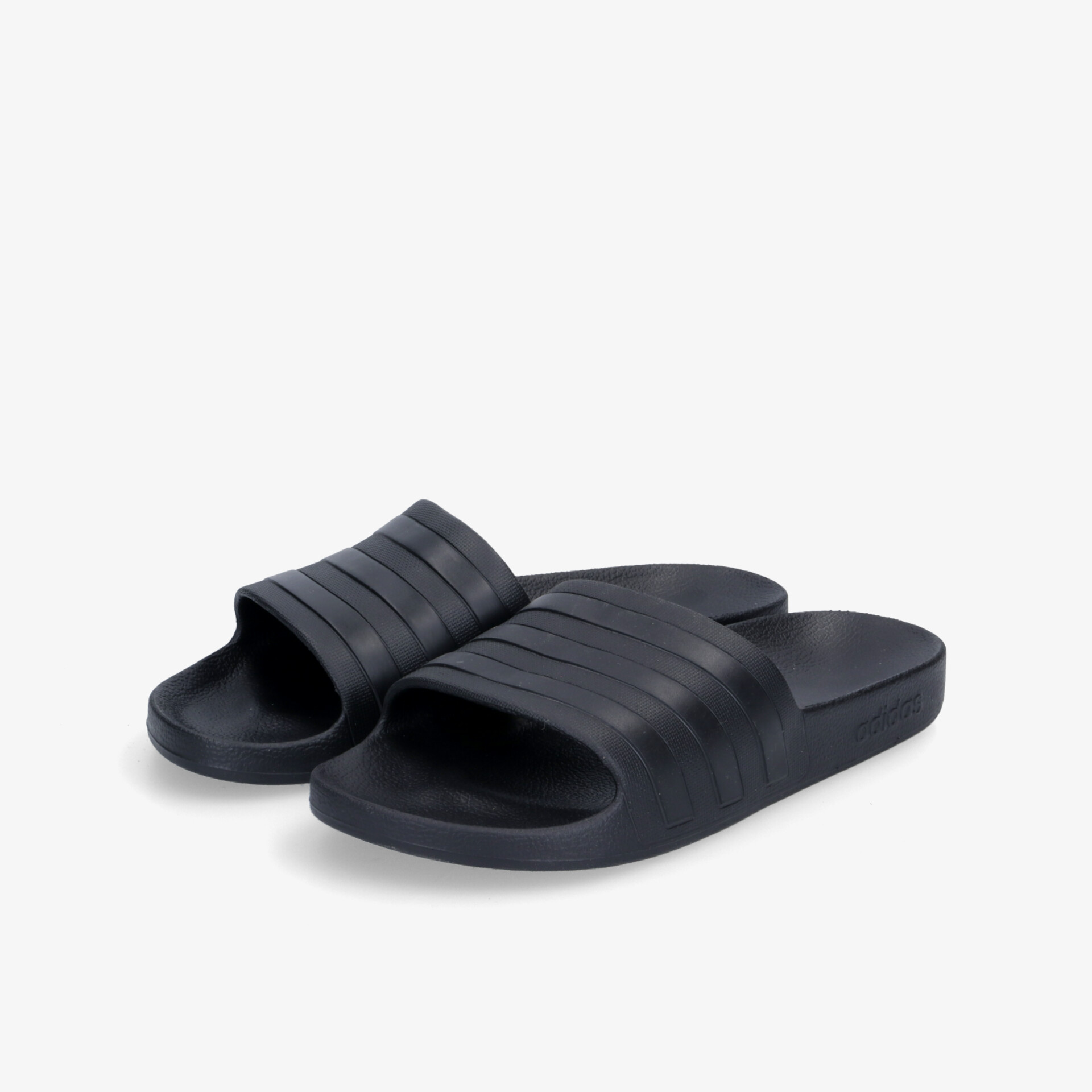 Bequeme, moderne Schlappen mit rutschfester Sohle und lässigem Design in Schwarz