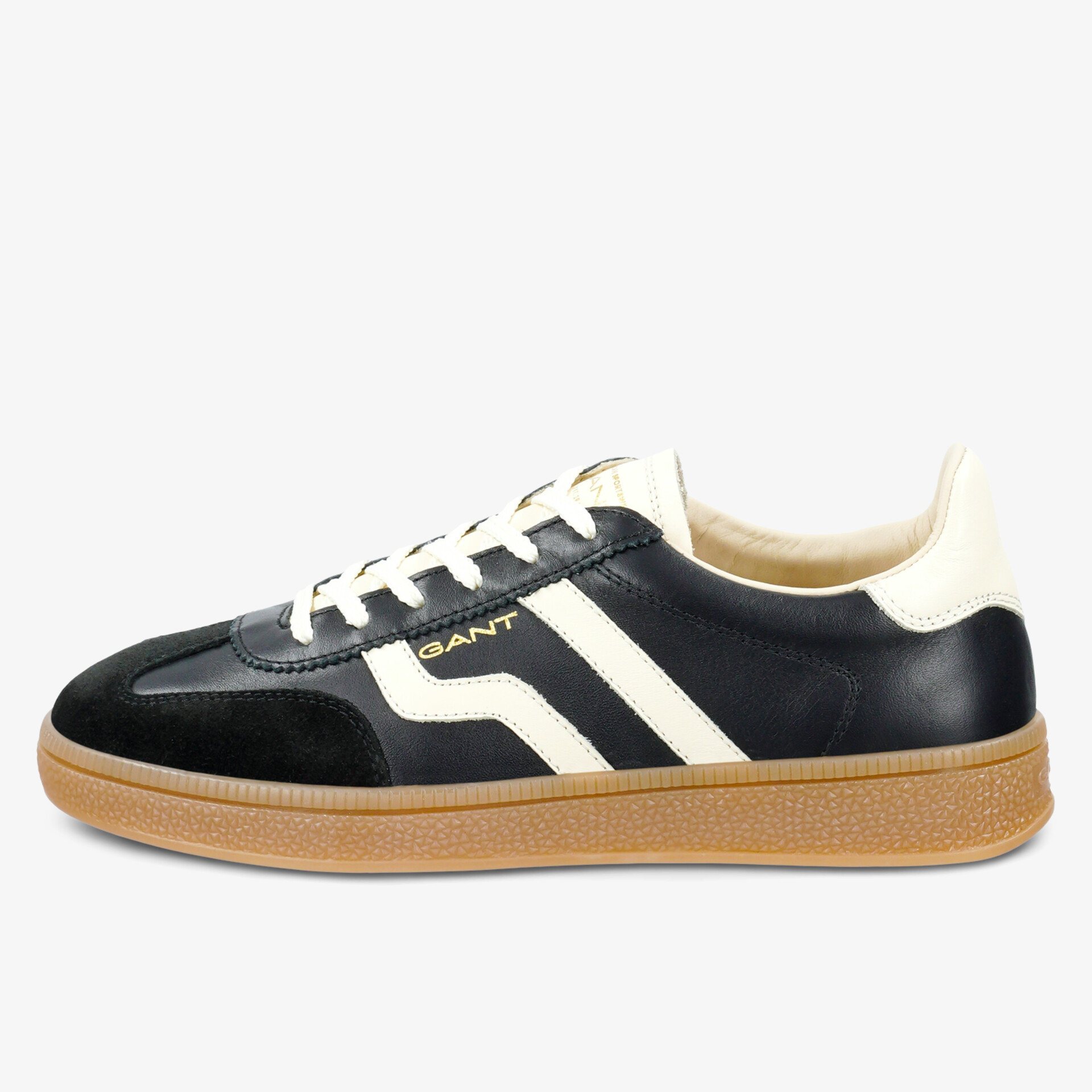 Seitliche Ansicht eines lässigen Sneakers mit schwarzem Obermaterial und weißem Zierstreifen auf gumminaher Sohle