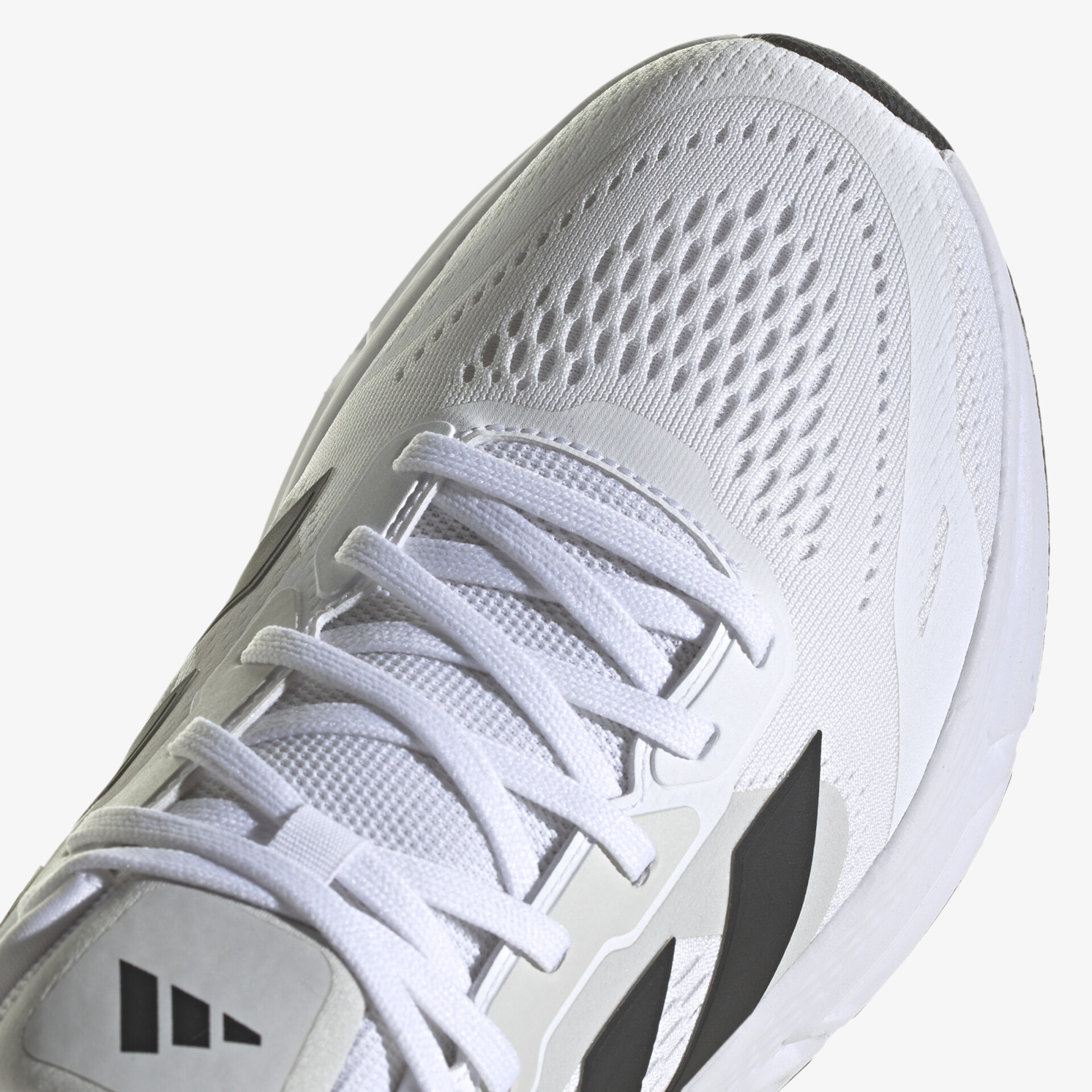 Moderner, atmungsaktiver Sportschuh in Weiß mit stilvollem Design und hohem Tragekomfort.