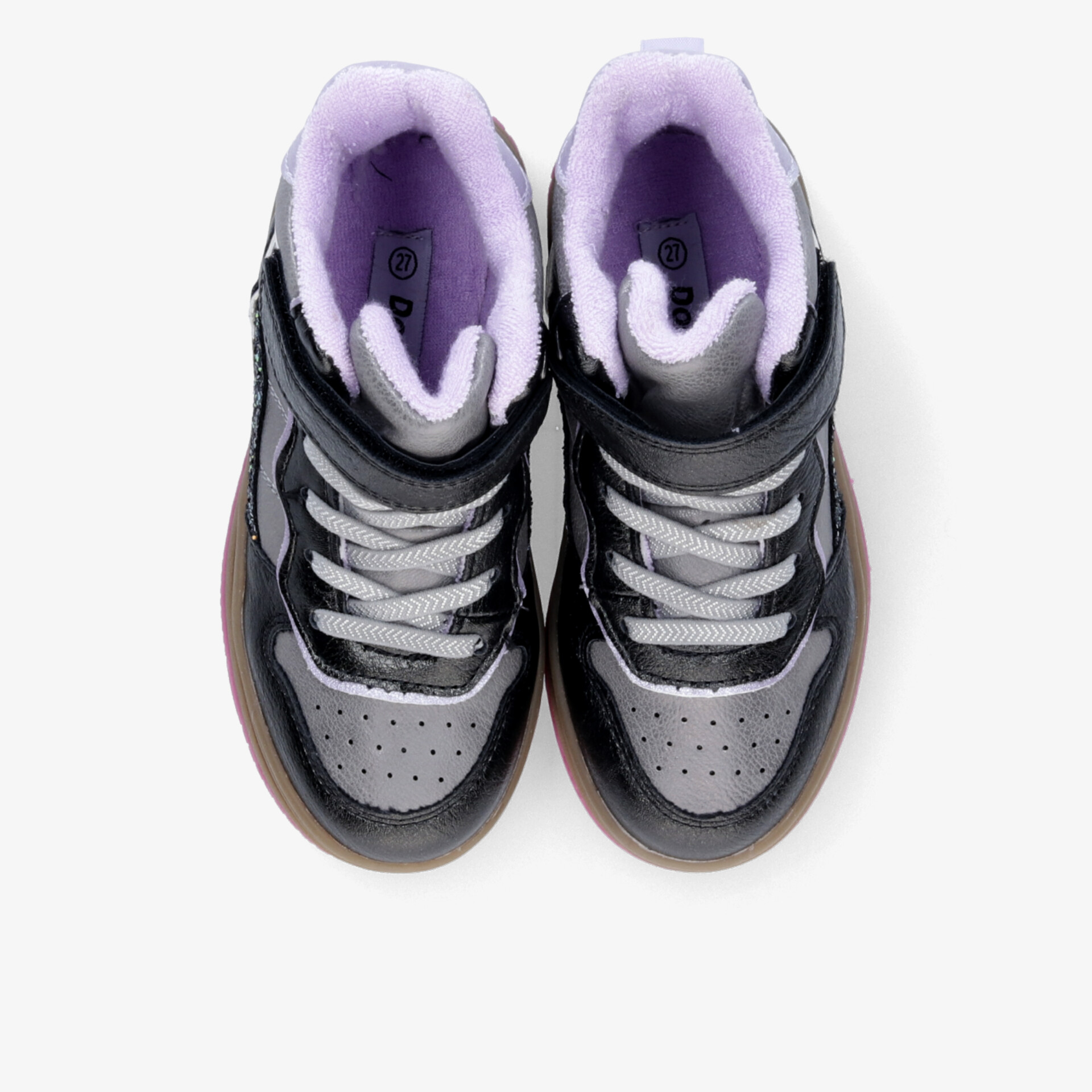 Zwei Sportschuhe in Schwarz und Lila mit guter Polsterung und robuster Schnürung von oben gesehen