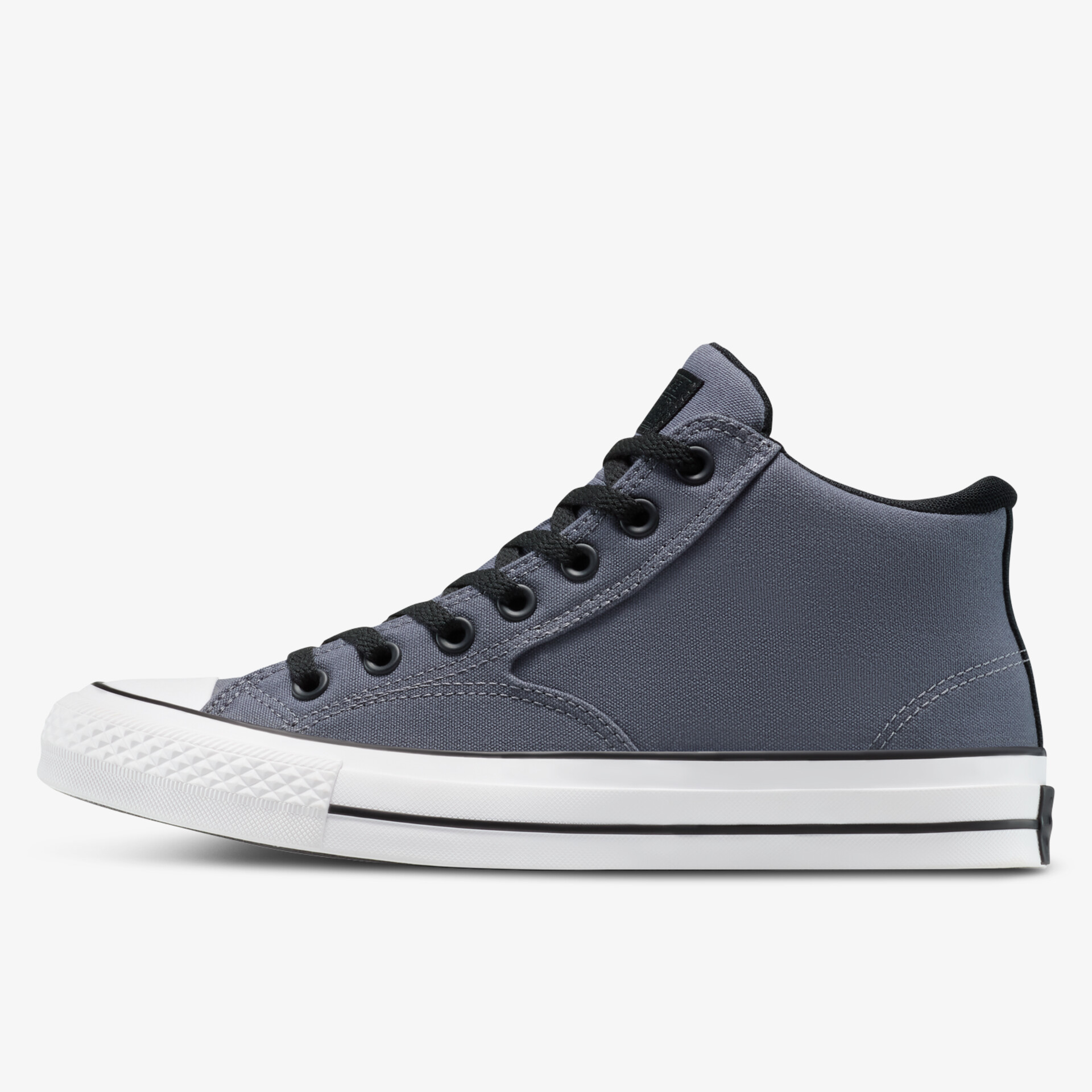 Seitliche Ansicht eines klassischen hohen Sneakers mit robuster Stoffoberfläche und weißer Gummisohle