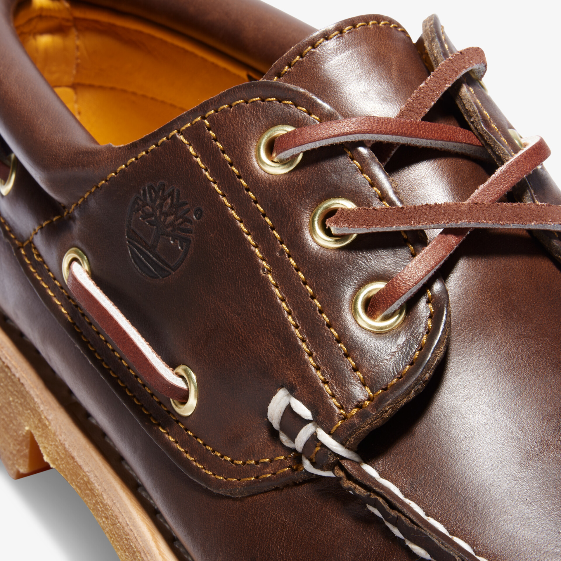 Detailaufnahme eines Lederboots mit hochwertiger Schnürung, robusten Metallösen und feiner Nahtverarbeitung