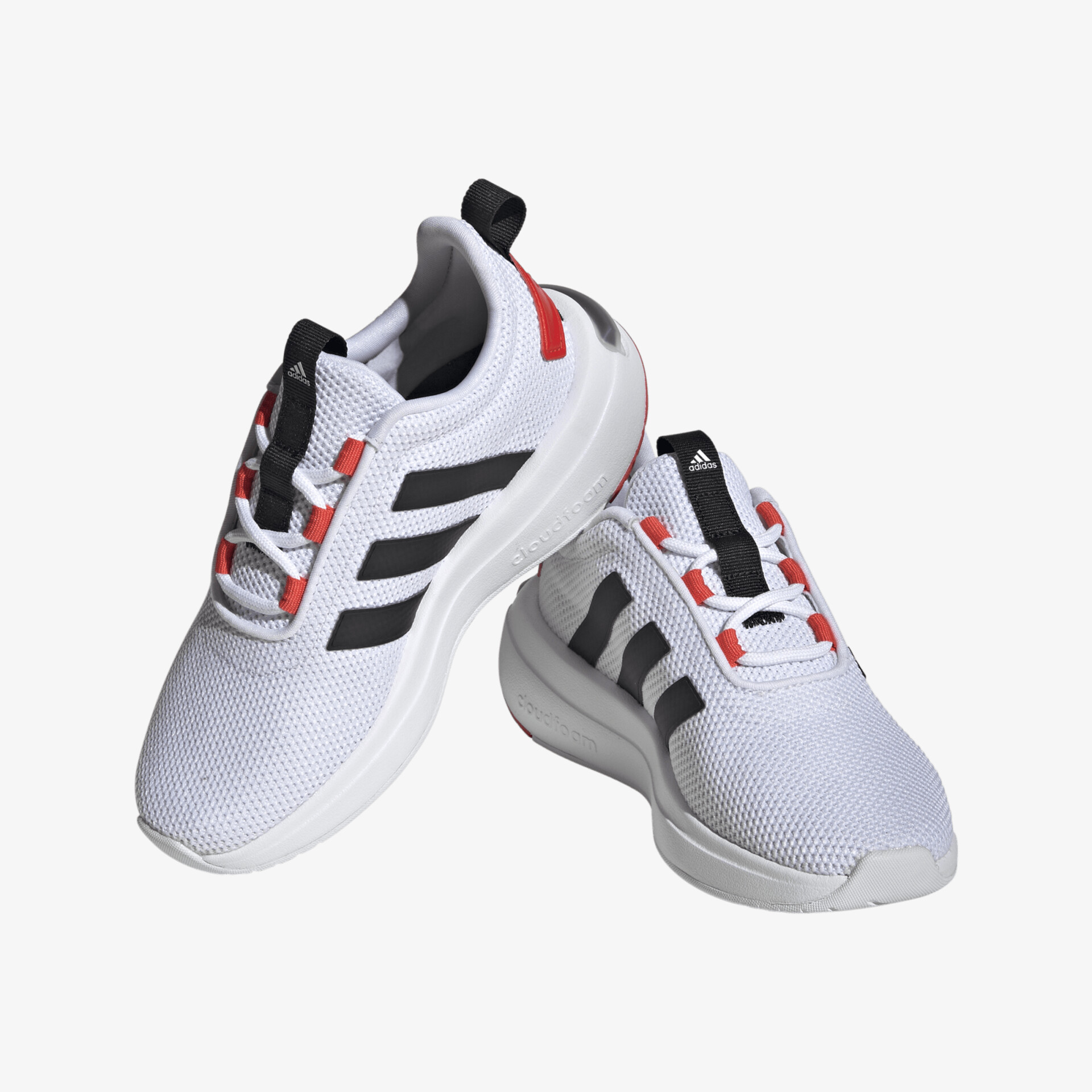 Weiße und schwarze Sportschuhe mit roten Akzenten und komfortabler Passform.