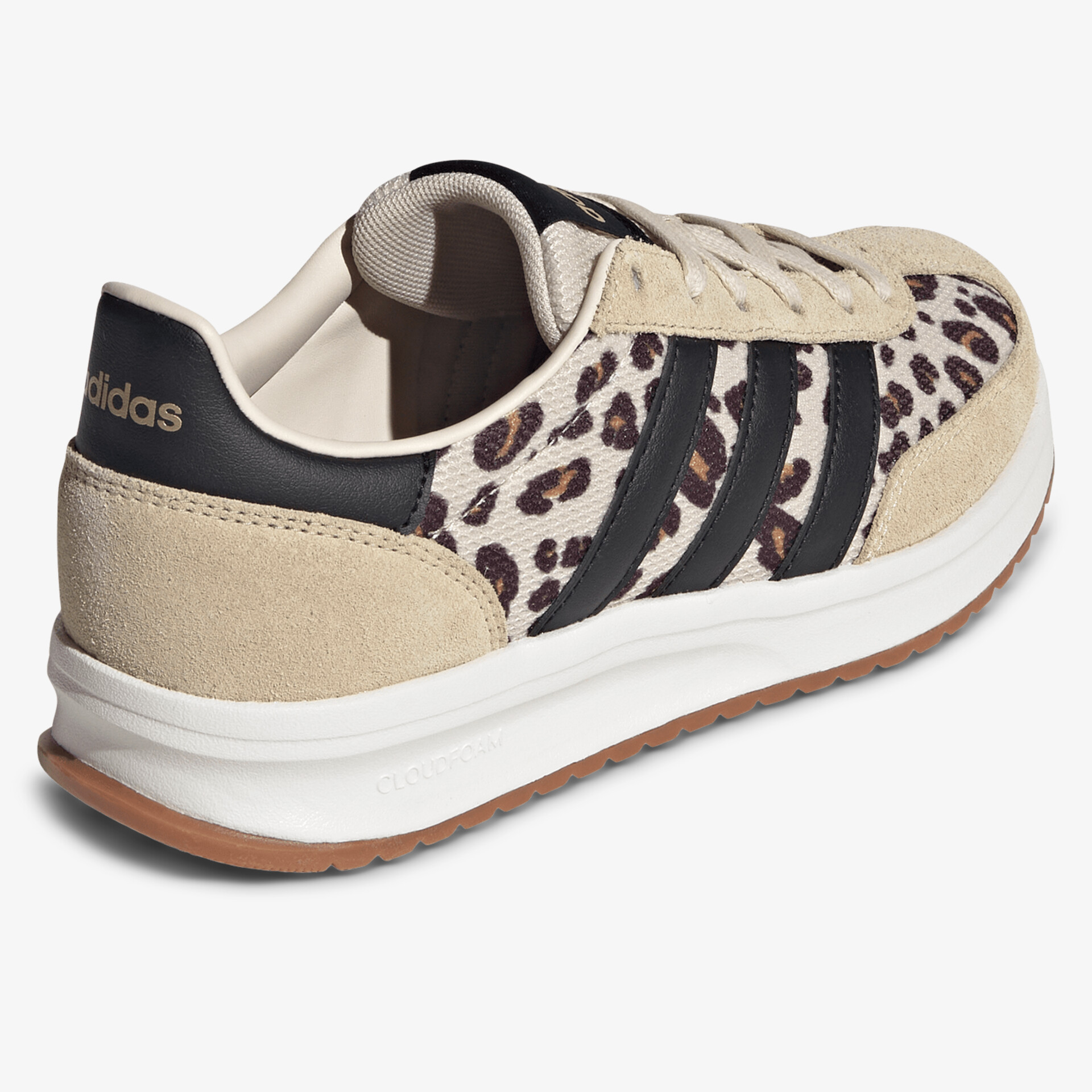 Leicht profilierter Sneaker mit Leopardenmuster und robustem Sohlenprofil für komfortablen Halt