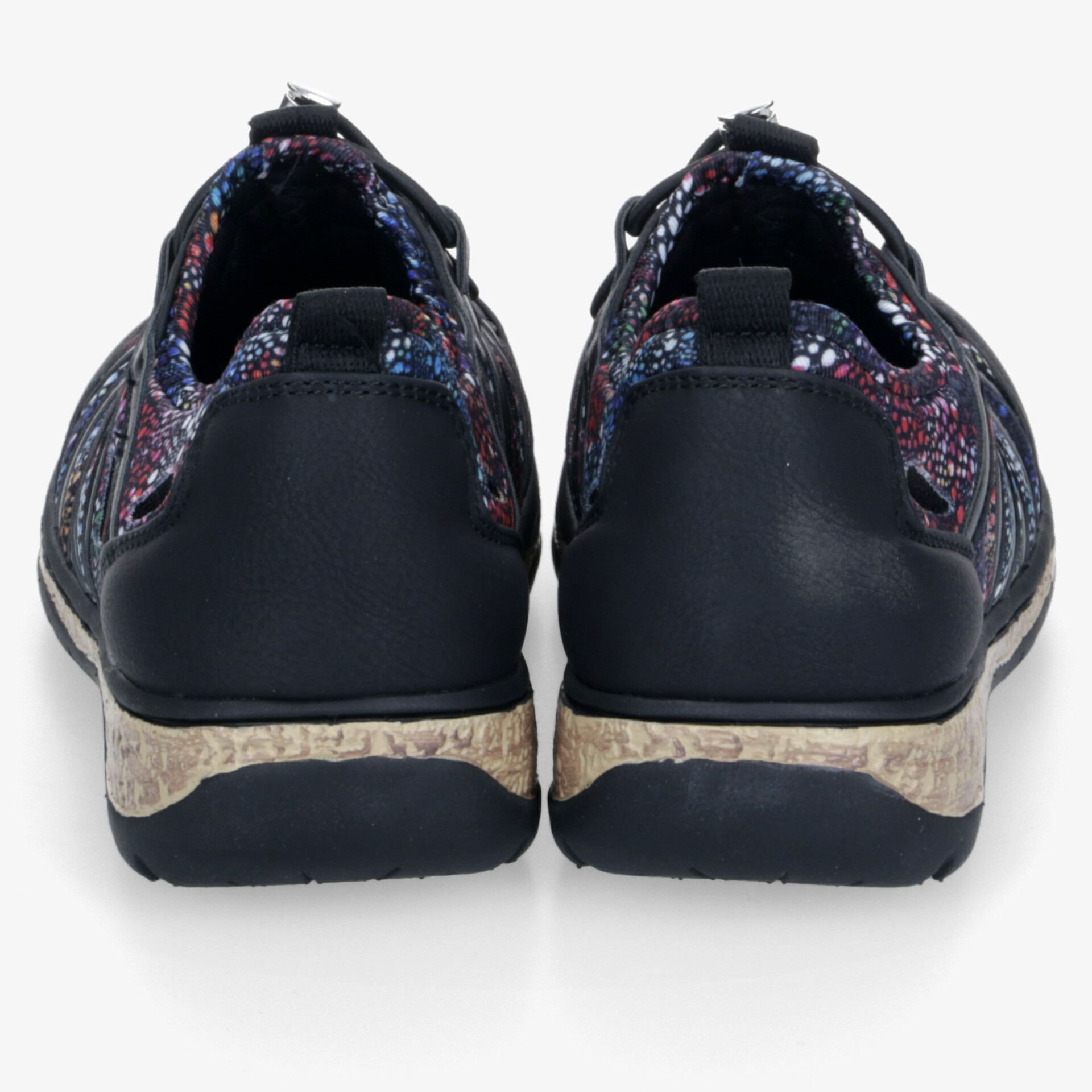 Rückansicht von einem Paar sportlicher Schuhe mit gepolsterter Ferse und rutschfester, flexibler Sohle