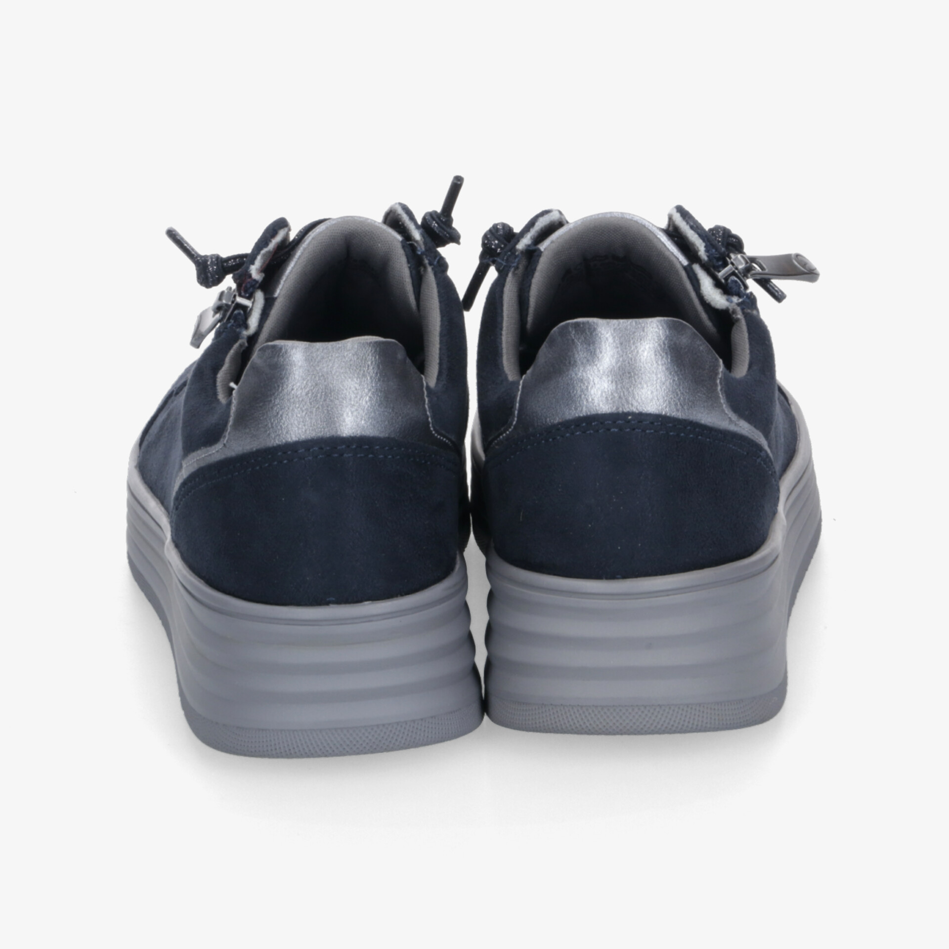 Robuste schwarze Sneaker mit bequemer Passform und moderner, hochwertiger grauer Sohle, Rückansicht