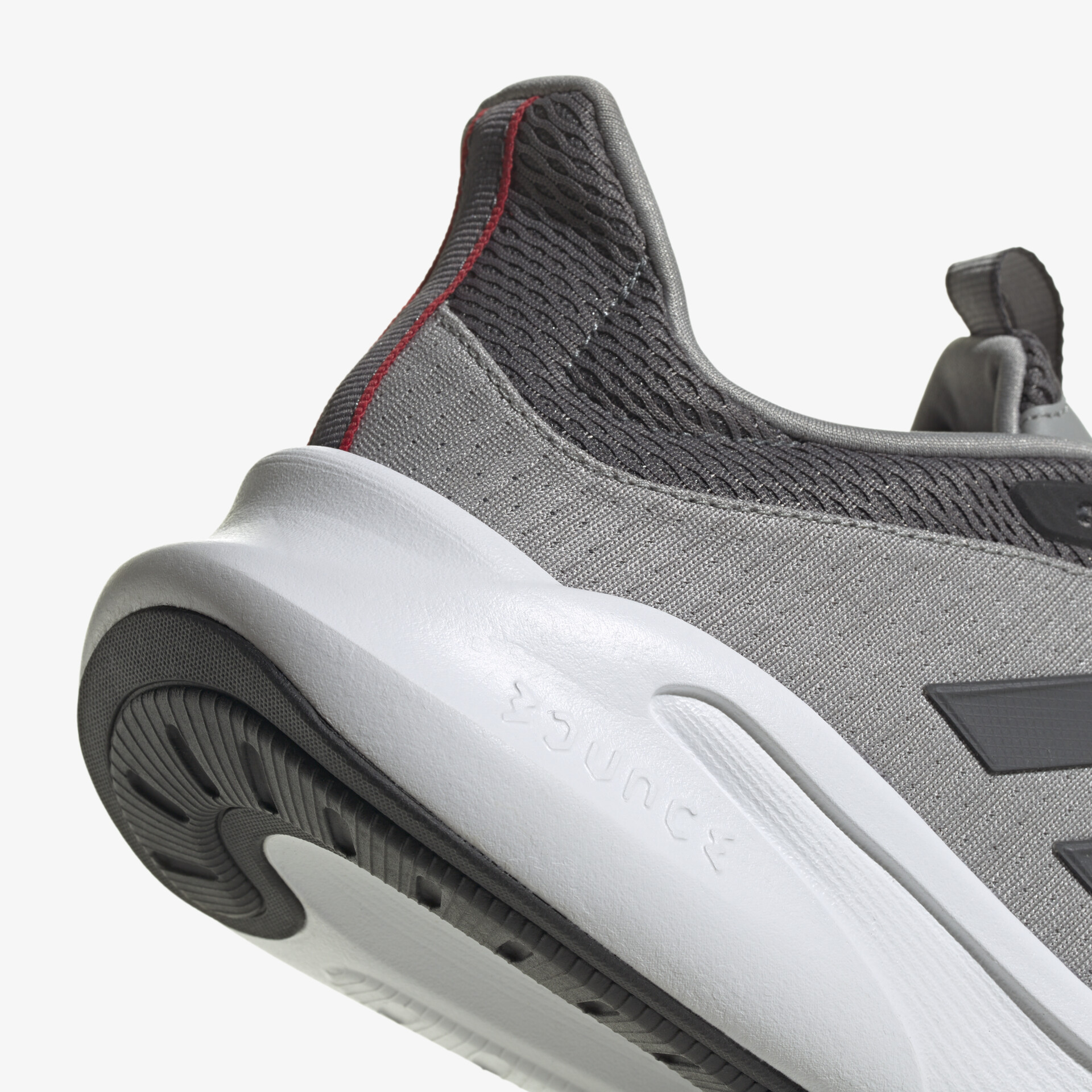 Moderner grauer Sportschuh mit gepolsterter Sohle und rutschfester Laufsohle für maximalen Komfort und Halt.