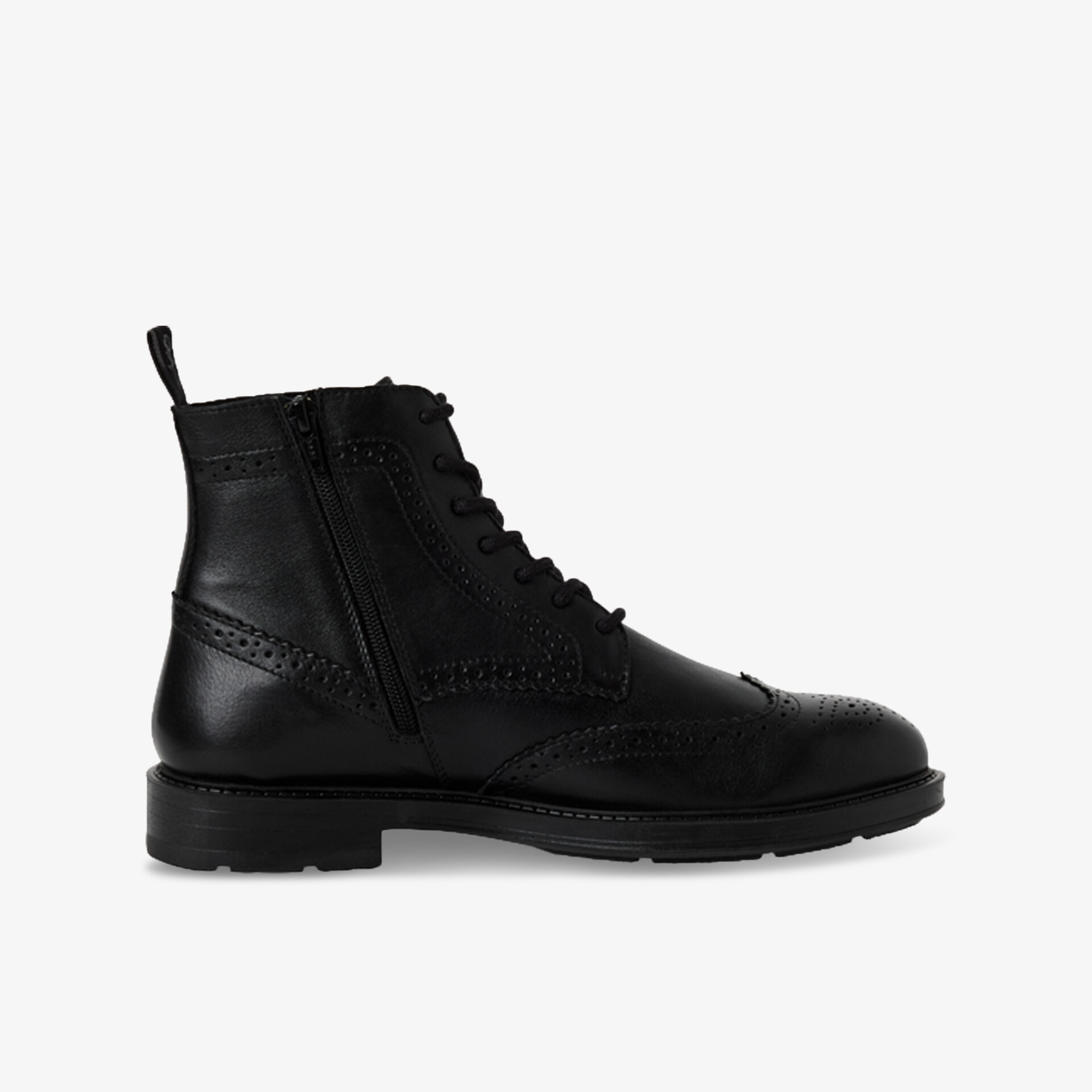 Schwarzer Biker-Stiefel aus Lackleder mit Schnürung, Reißverschluss und profilierter Sohle, seitliche Ansicht