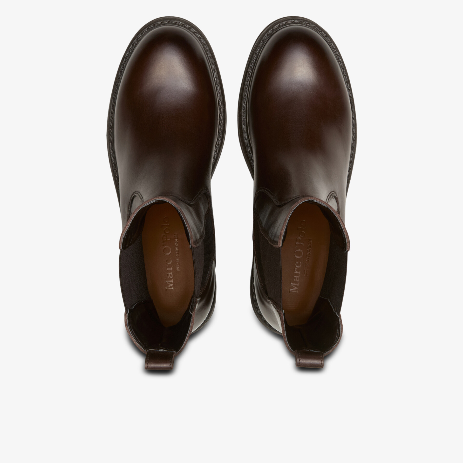 Braune Lederstiefel in robuster Machart, bequem und elegant, mit schlichtem Design und hoher Flexibilität