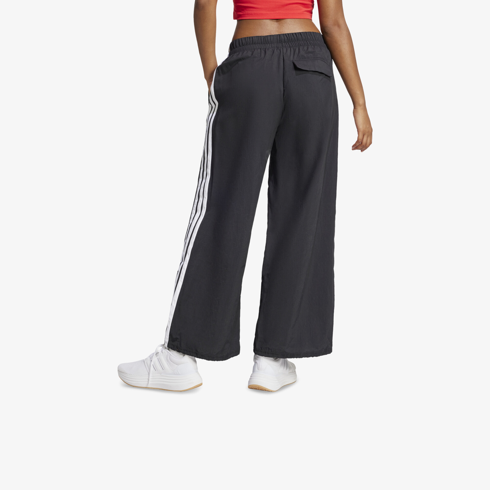 Weiße Sportschuhe mit rutschfester Sohle, bequem und flexibel, ideal für aktive Freizeitzwecke