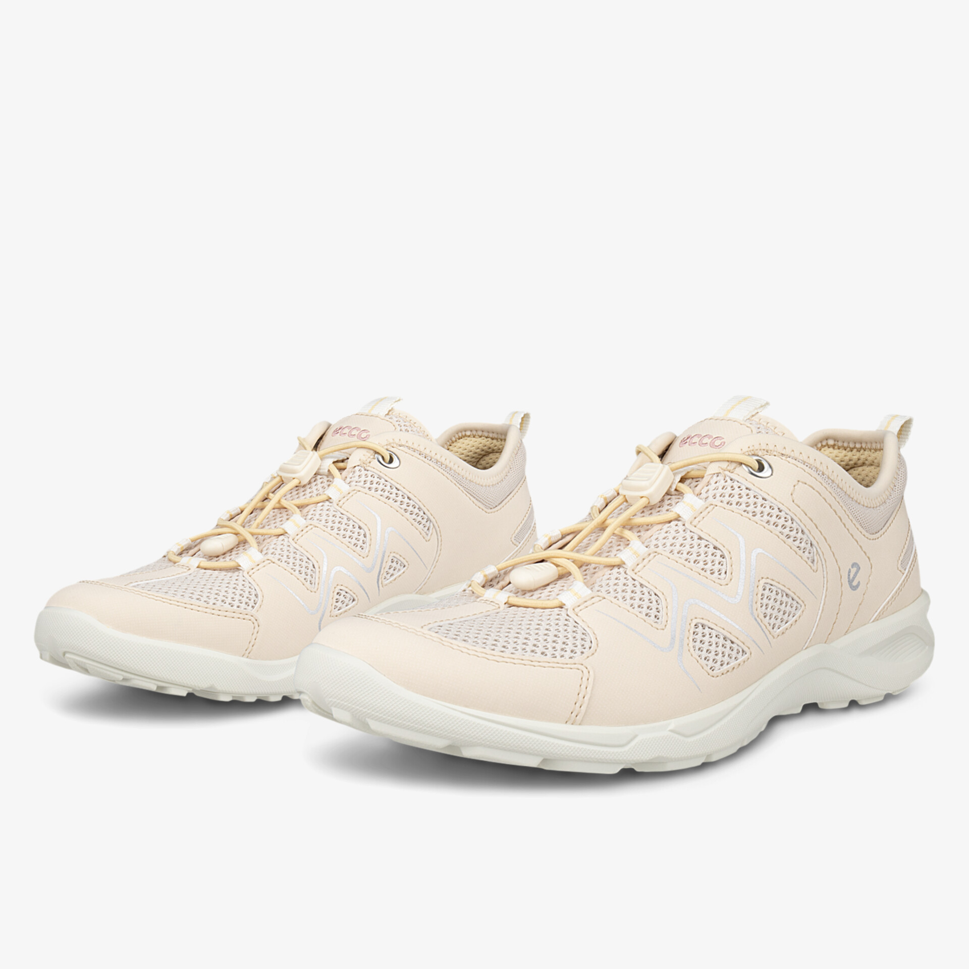 Beige Sneaker mit atmungsaktivem Design und leichter Sohle aus schräger Perspektive.