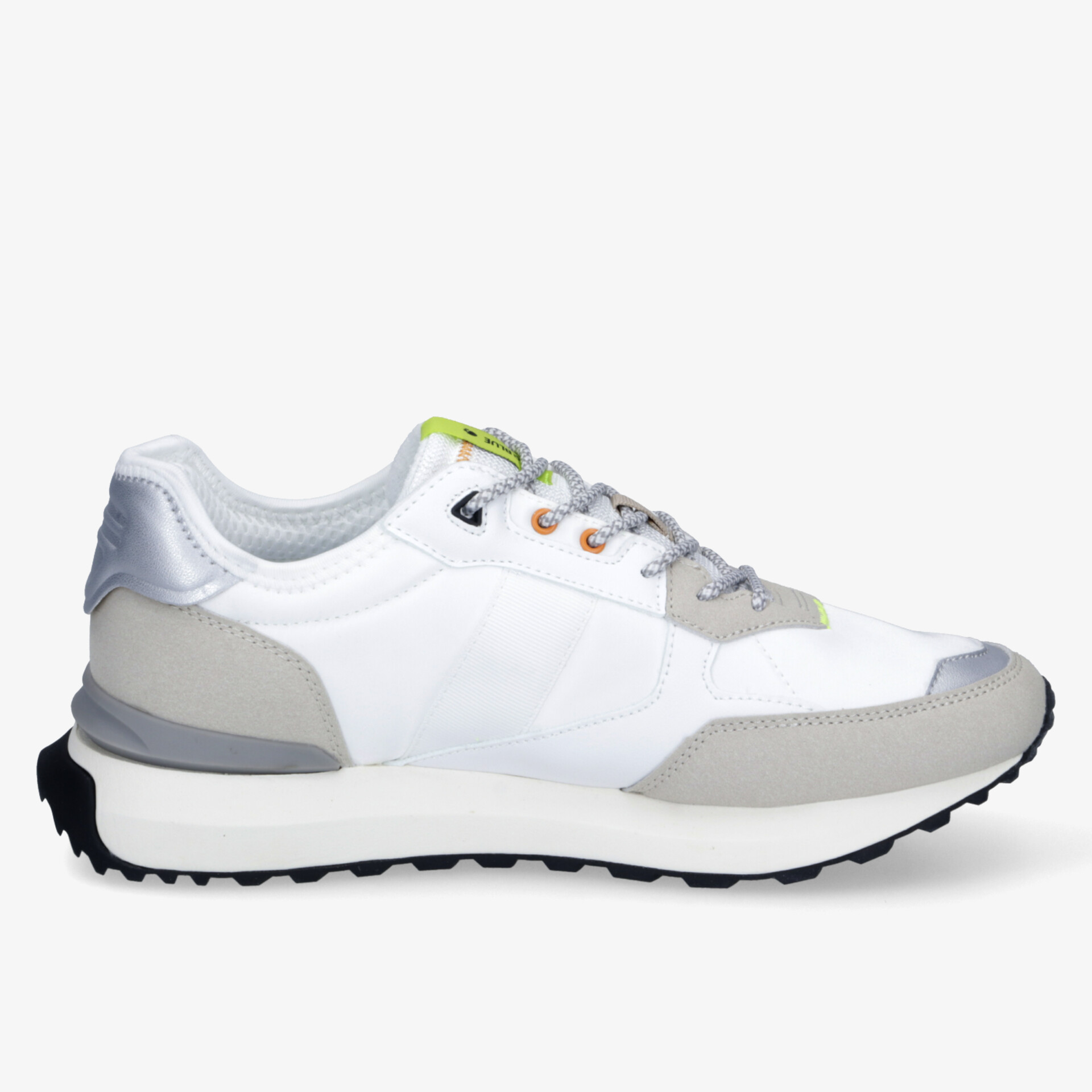 Weißer sportlicher Sneaker mit gepolstertem Einstieg und rutschfester Sohle für optimalen Komfort und Halt