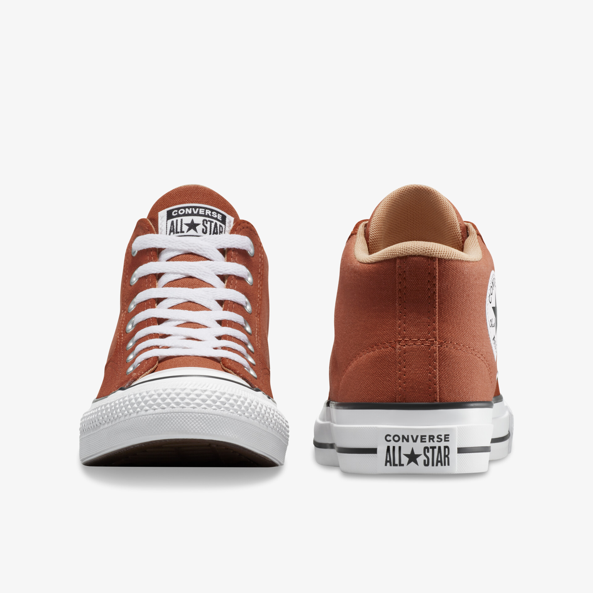 Converse All Star Sneaker in rostrot mit weißer Frontansicht und Rückansicht auf weißem Hintergrund