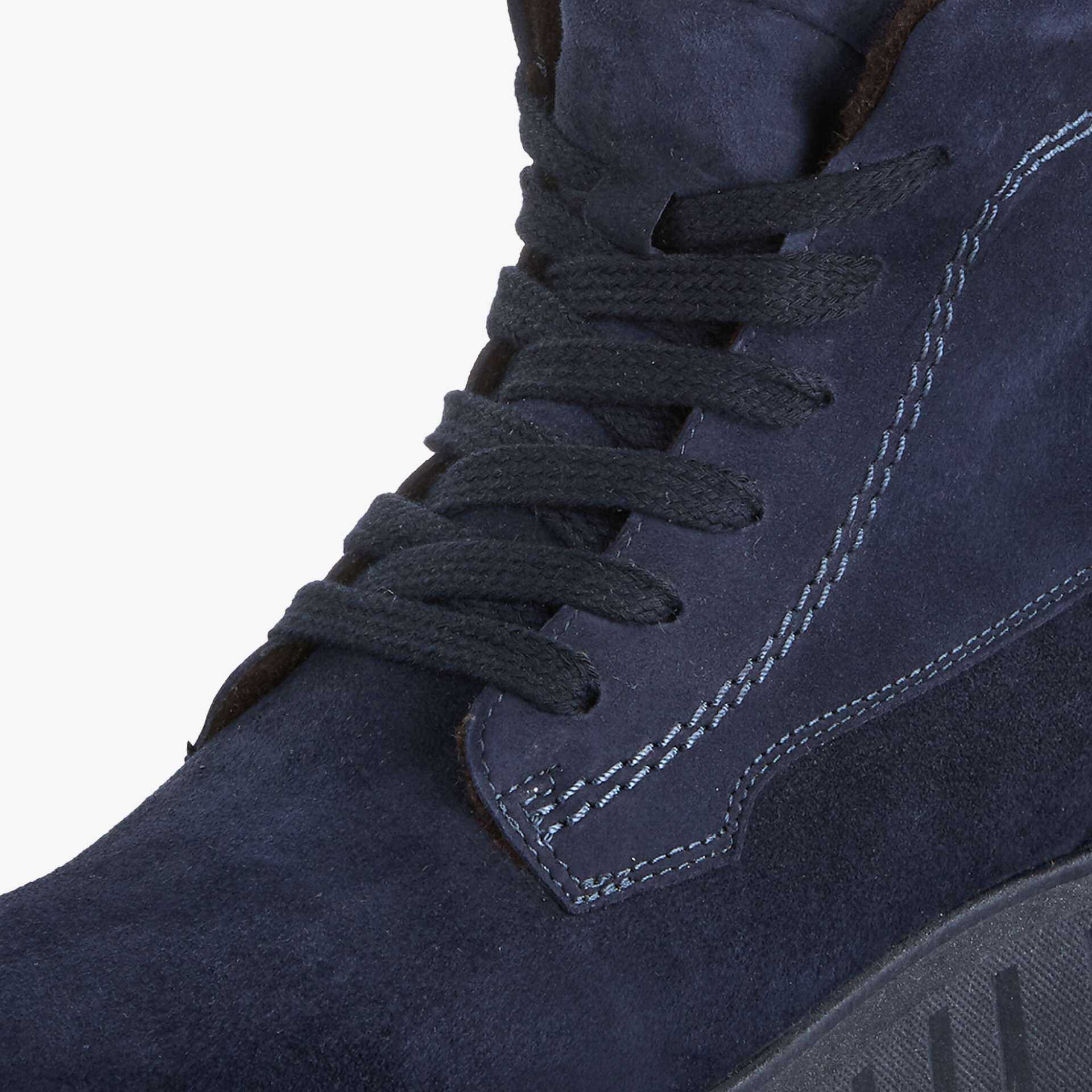 Detailaufnahme dunkelblauer Schuh mit robuster Schnürung und hochwertiger Naht, komfortables und langlebiges Material