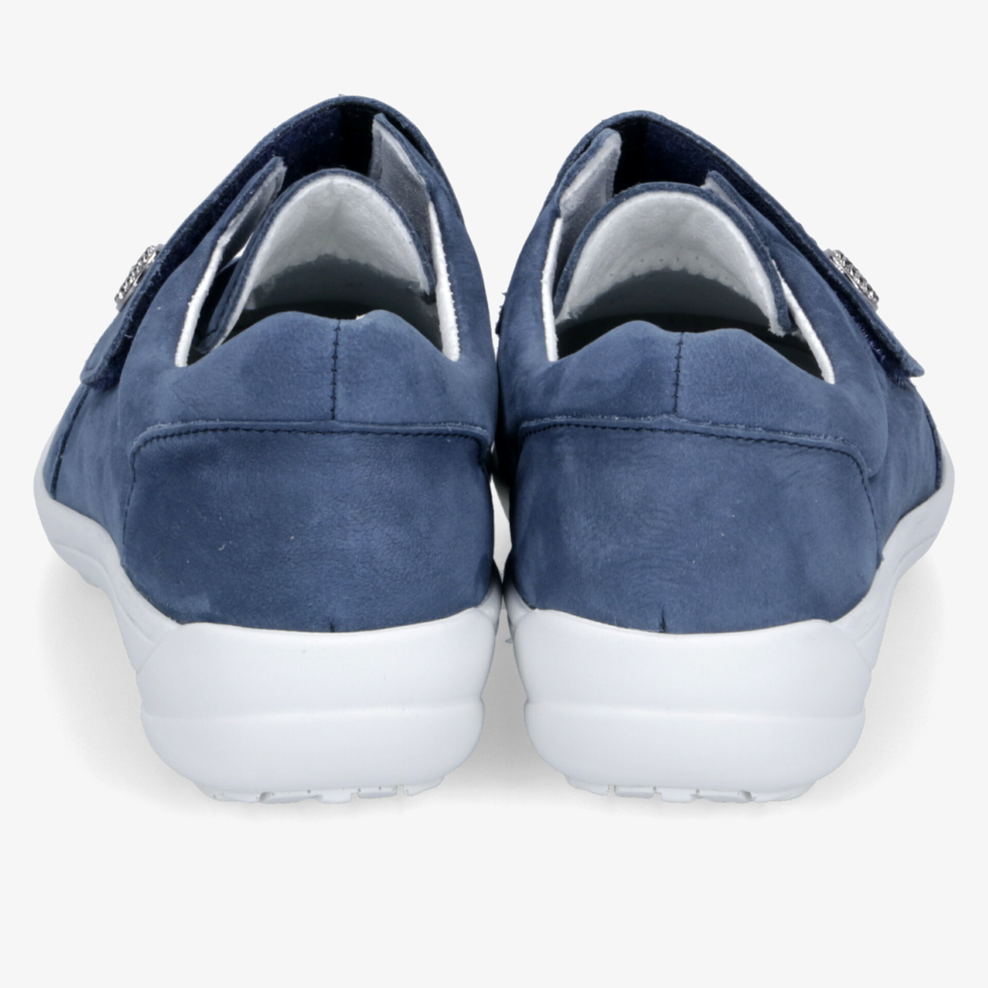 Blauer bequemer Sportschuh mit gepolsterter Innensohle und rutschfester weißer Laufsohle Rückansicht