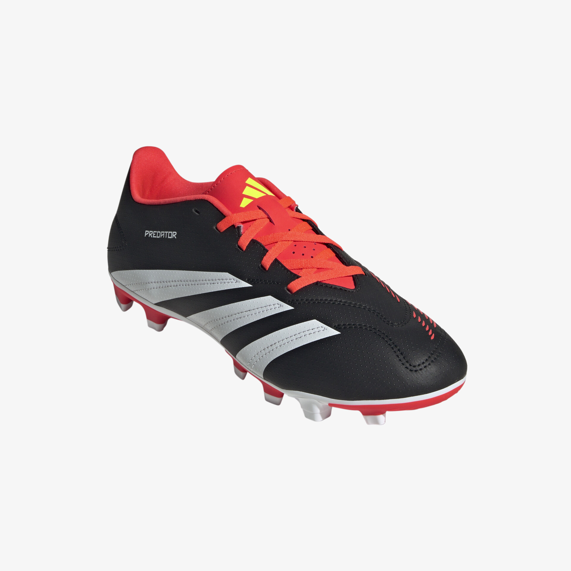 Leichter und robuster Sportschuh mit rutschfester Sohle und komfortabler Passform in schwarz mit roten Akzenten.