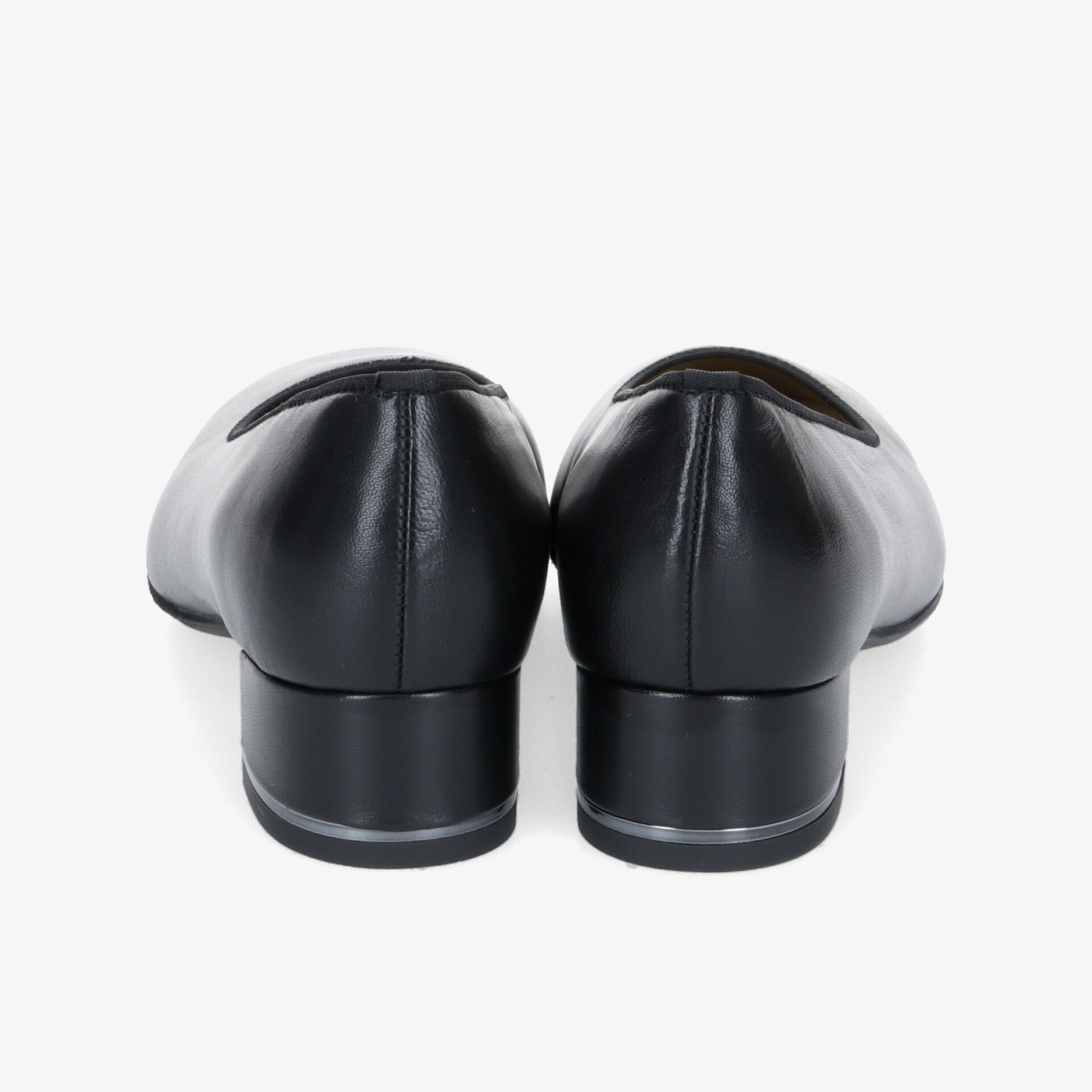 Elegante schwarze Lederschuhe mit stabilem Blockabsatz, ideal für verschiedene Anlässe und ganztägigen Tragekomfort.