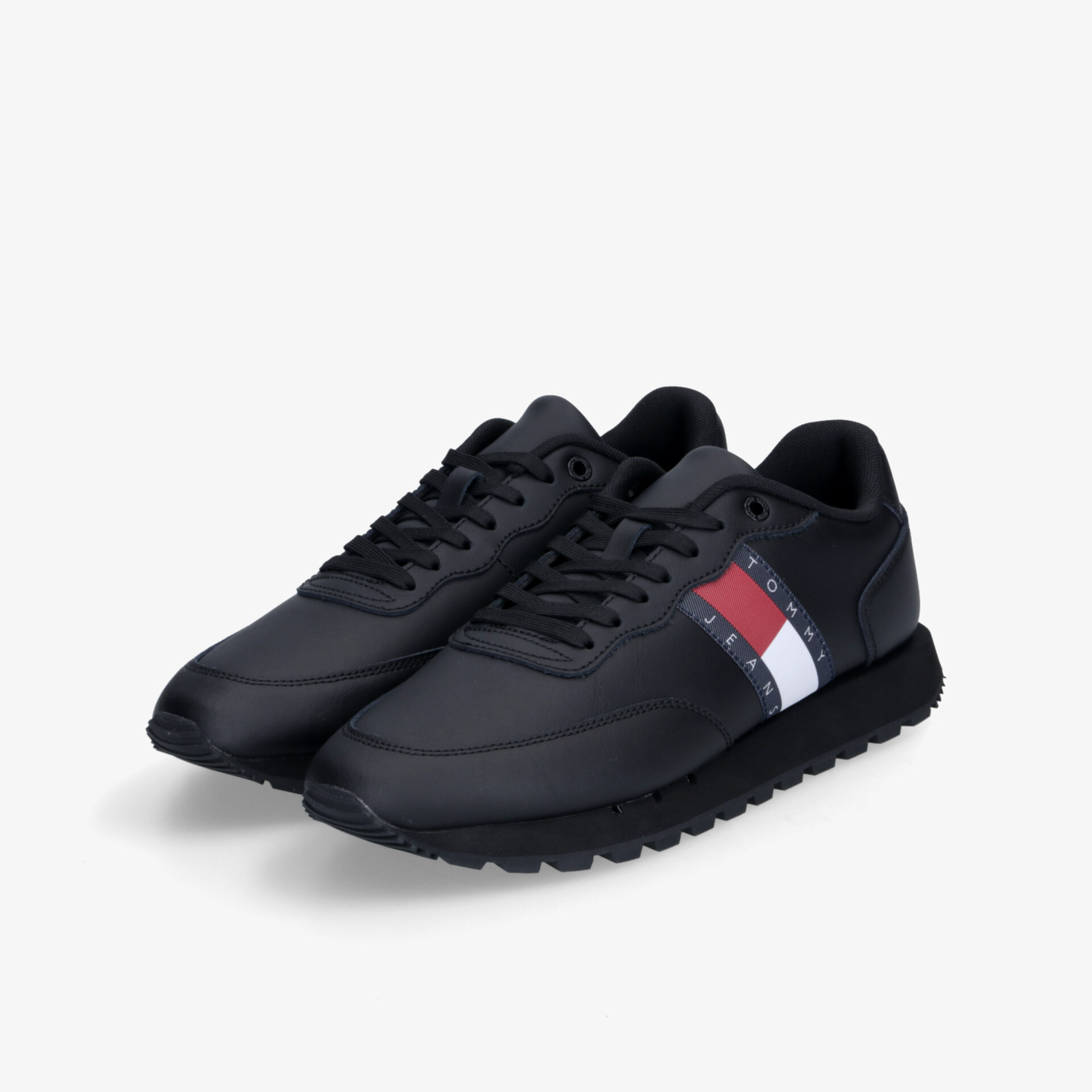 Schwarze sportliche Schuhe mit flexiblem Design, atmungsaktivem Material und bequemer Passform als Paar