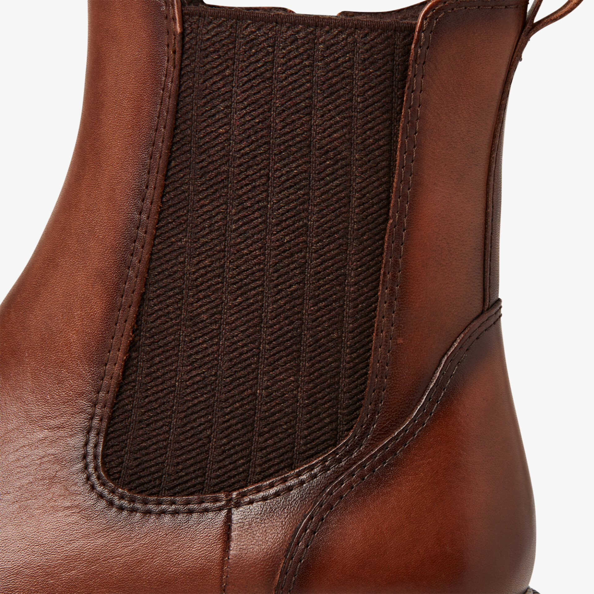 Detailaufnahme braunes Leder mit elastischem Einsatz eines Chelsea Boots, hochwertige Verarbeitung ersichtlich