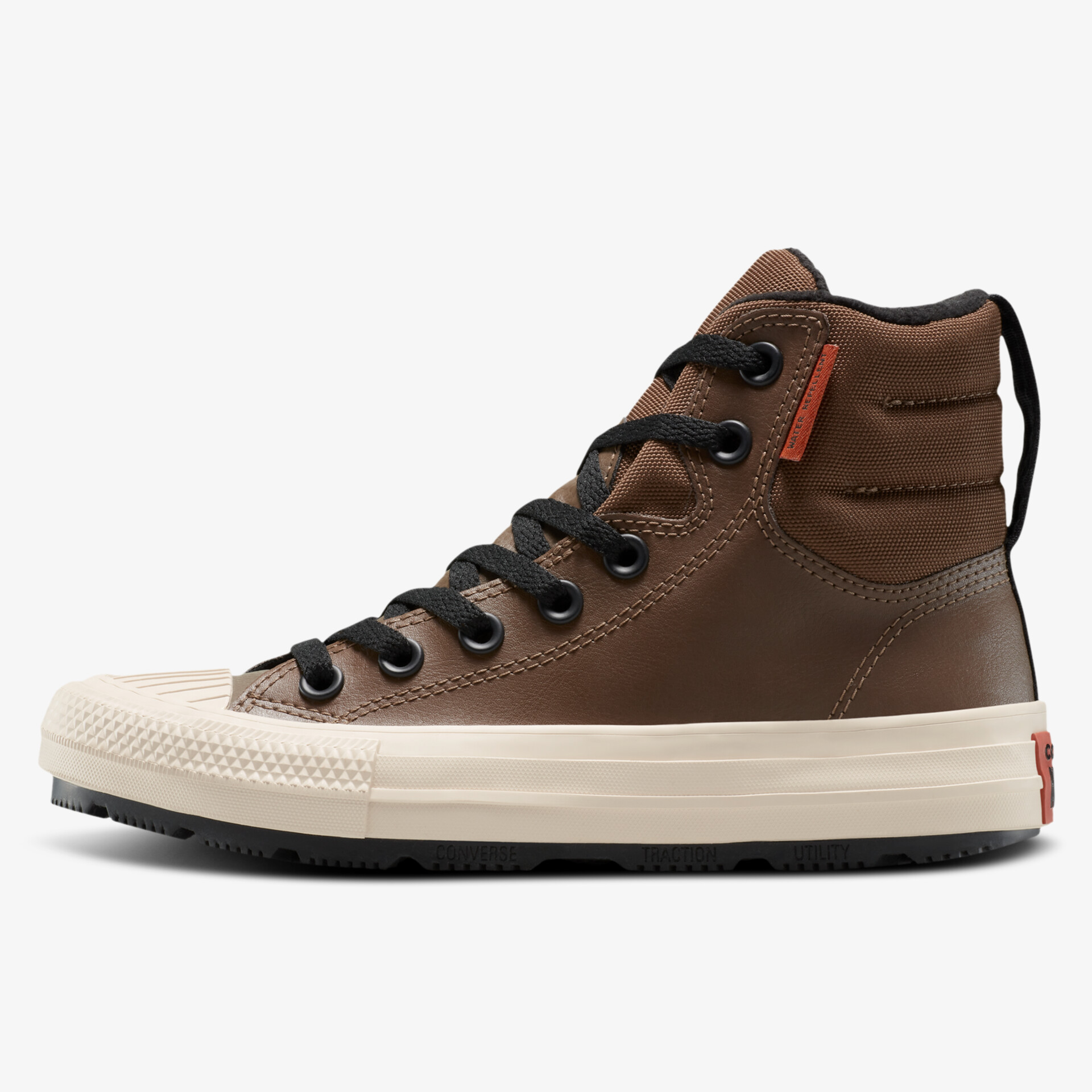Seitliche Ansicht eines hochwertigen braunen Sneakers mit robuster Schnürung und komfortabler Polsterung