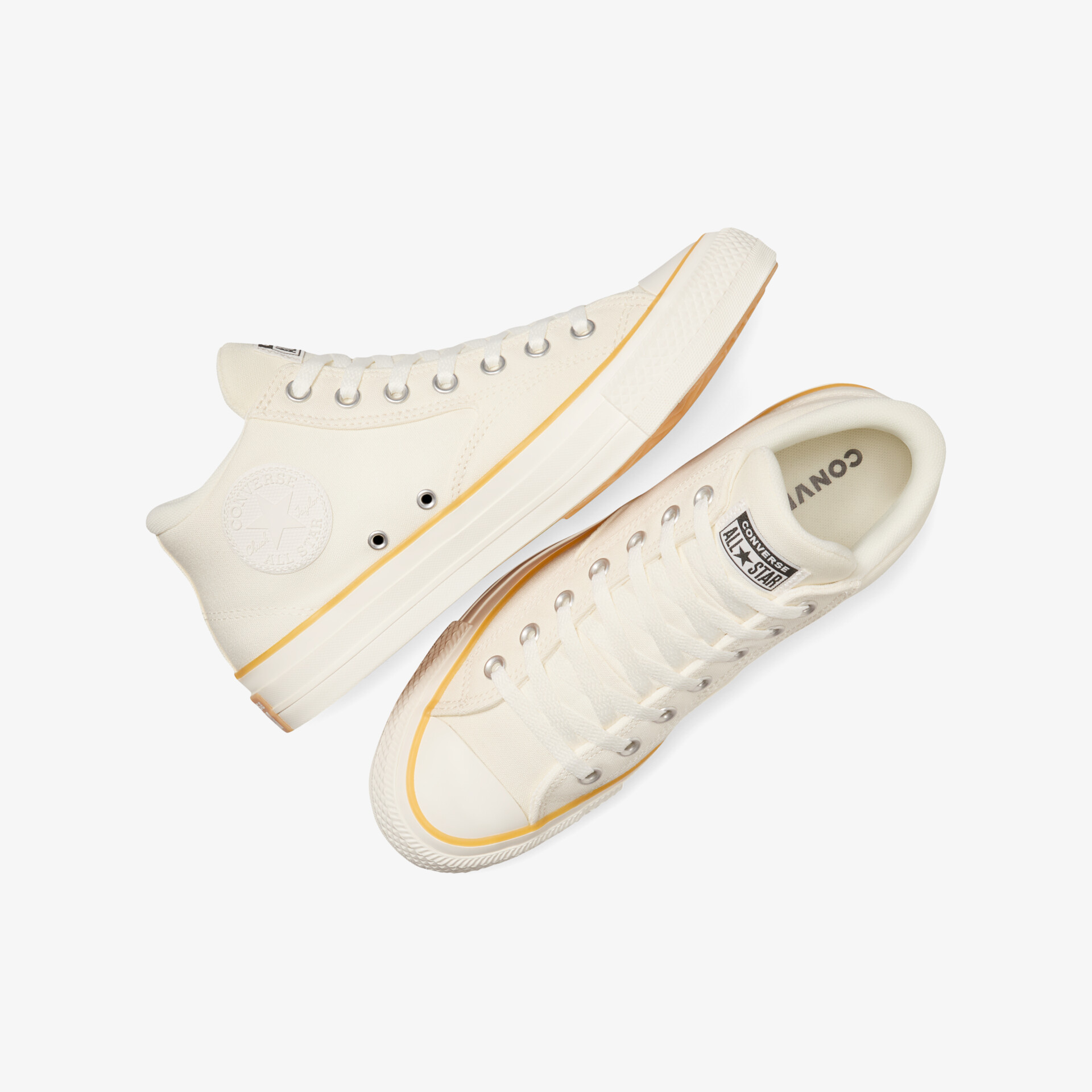 Beige Sneaker Paar aus Stoff mit leichter Sohle und klassischer Schnürung, bequem und vielseitig einsetzbar