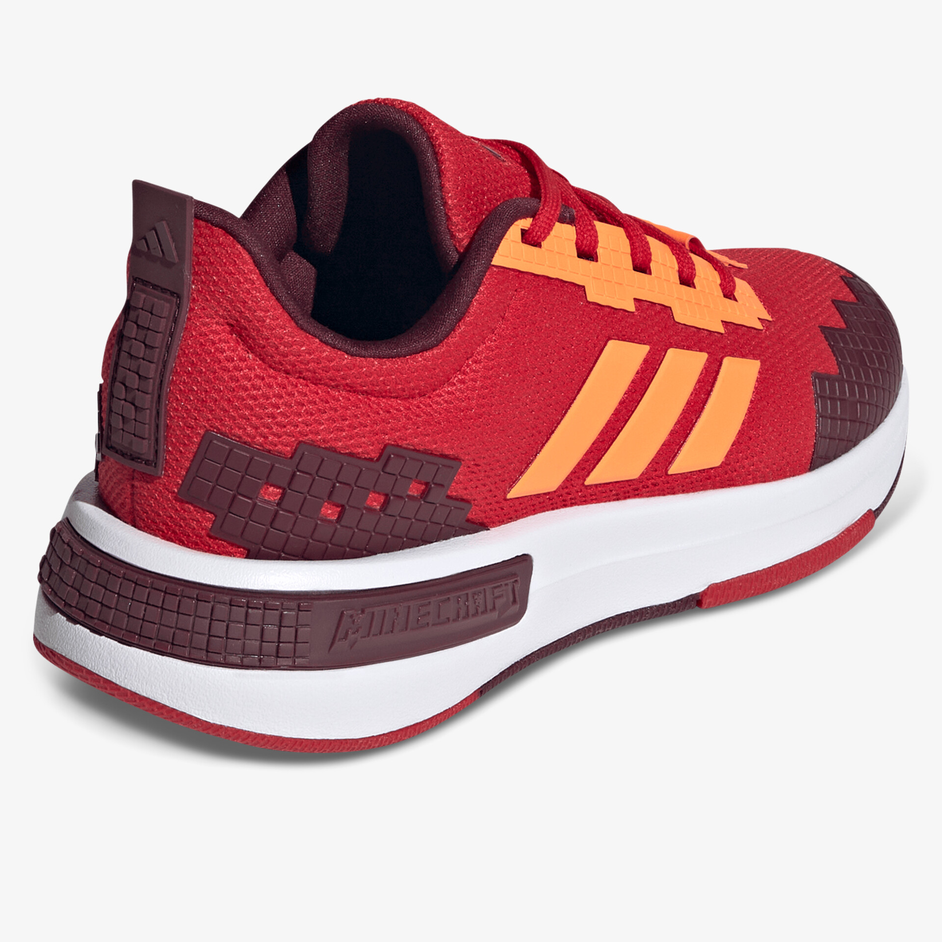 Roter Sportschuh mit gelben Akzenten und weißer Sohle, modernes Design, stabil und bequem