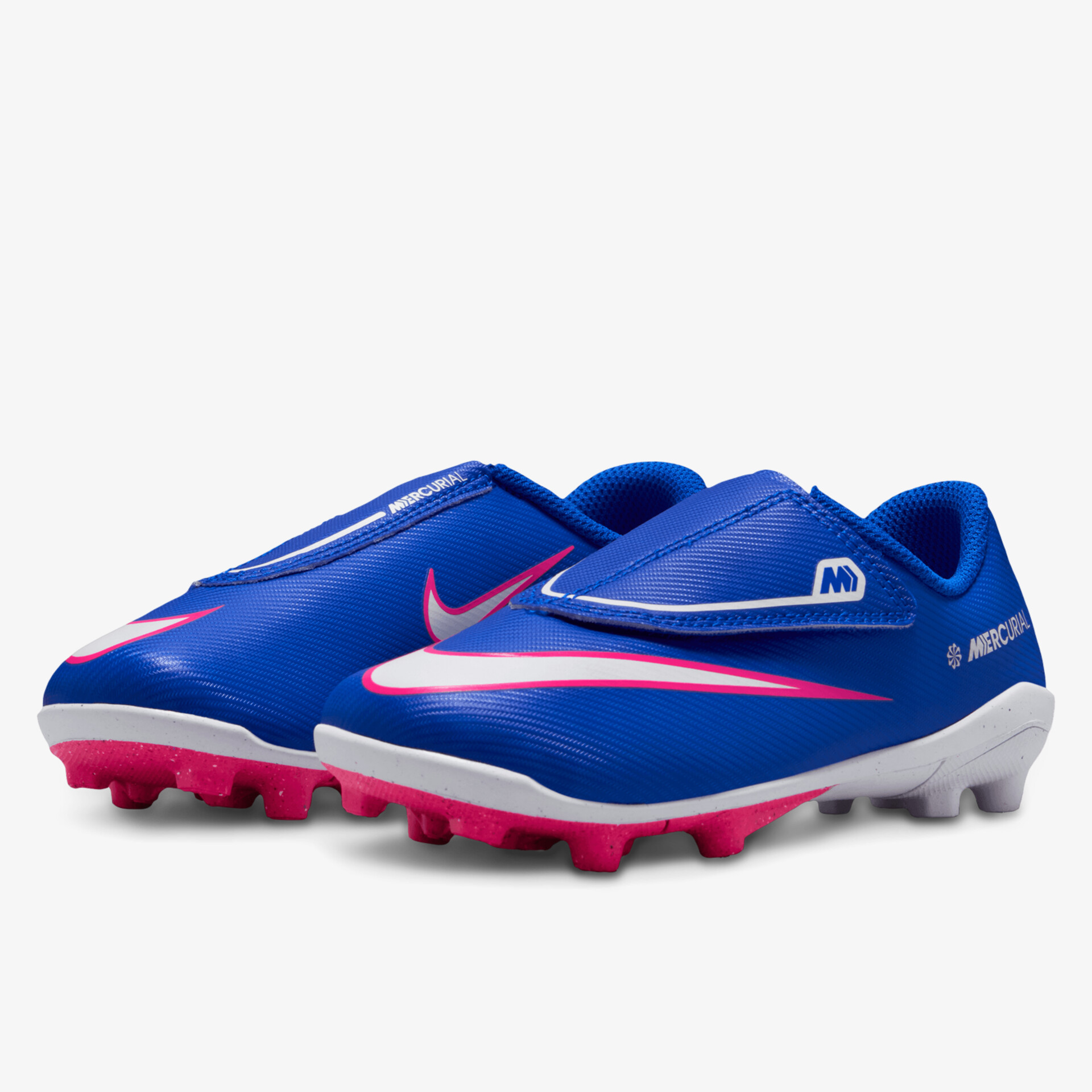 Moderne blaue Fußballschuhe mit pinken Details und strapazierfähiger Sohle für beste Performance.