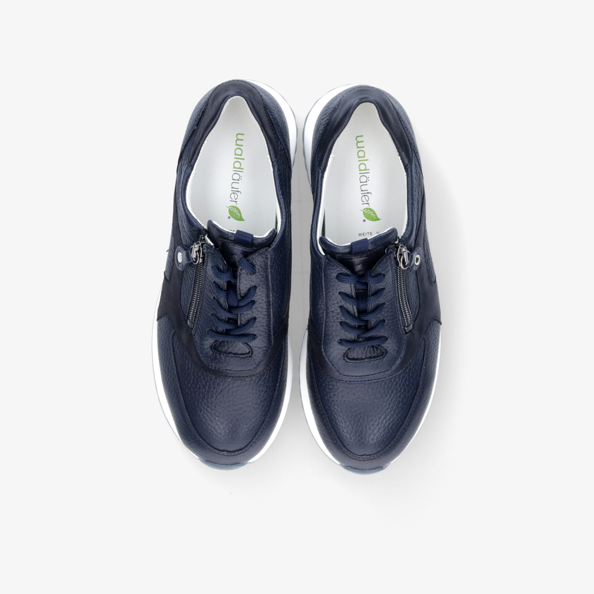 Sportliche dunkelblaue Schuhe als Paar von oben, leicht geschnürt mit bequemer, robuster und rutschfester Sohle