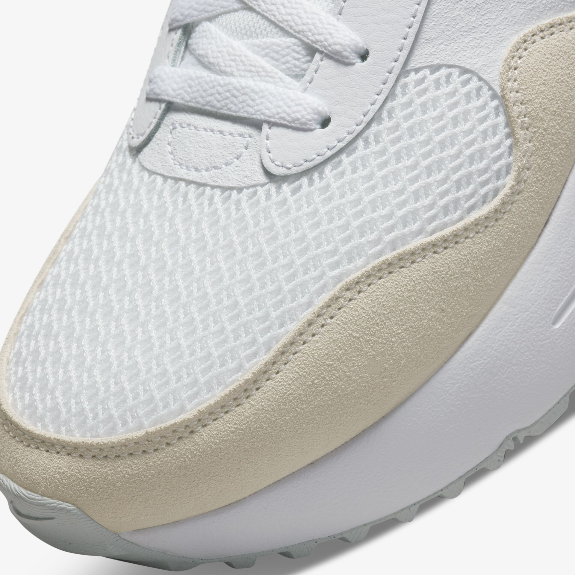 Moderner Sneaker mit atmungsaktivem Mesh und stylischen Overlays für optimalen Tragekomfort.