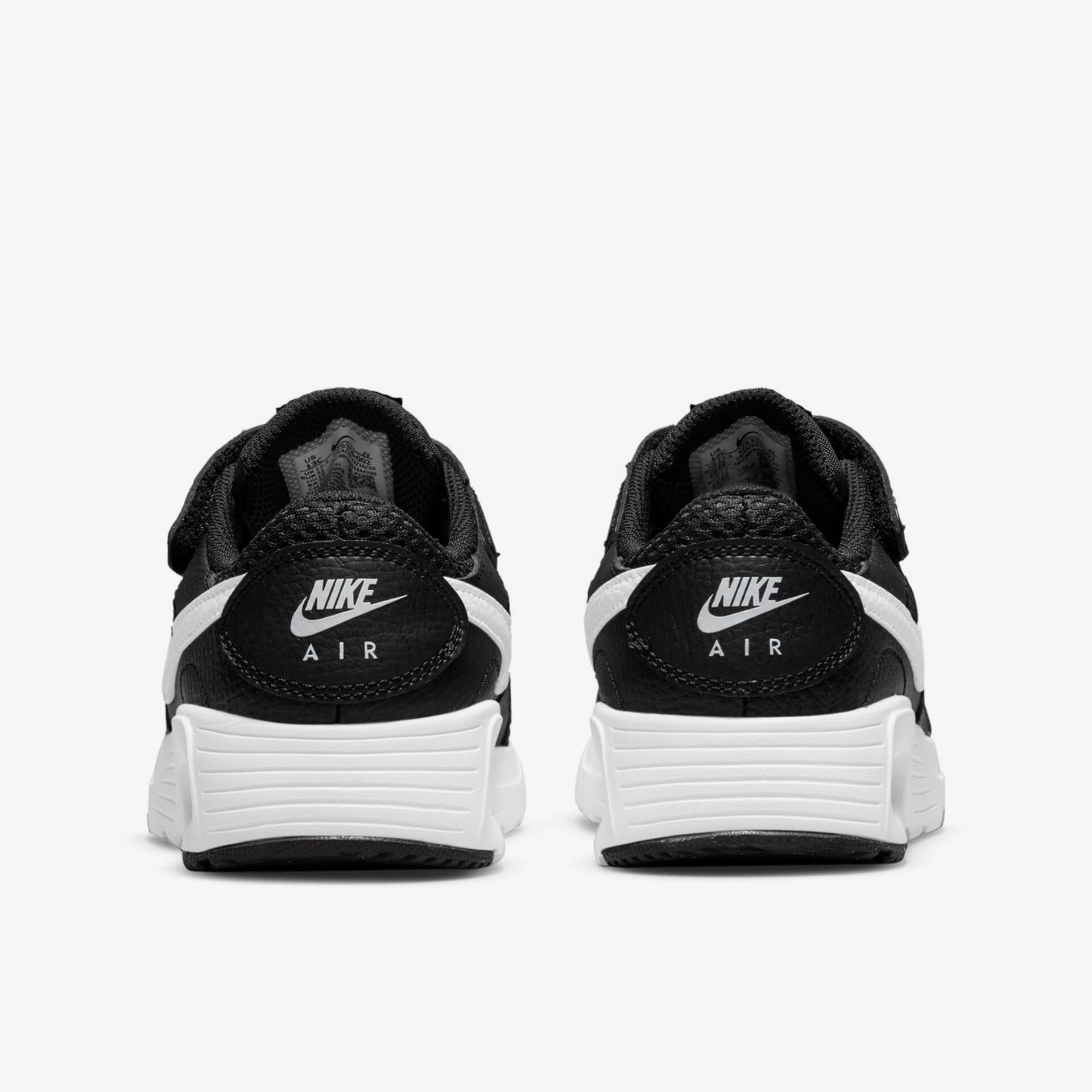 Schwarze Nike Air Sneaker mit weißer Sohle und elegantem, modernem Design für optimalen Tragekomfort.