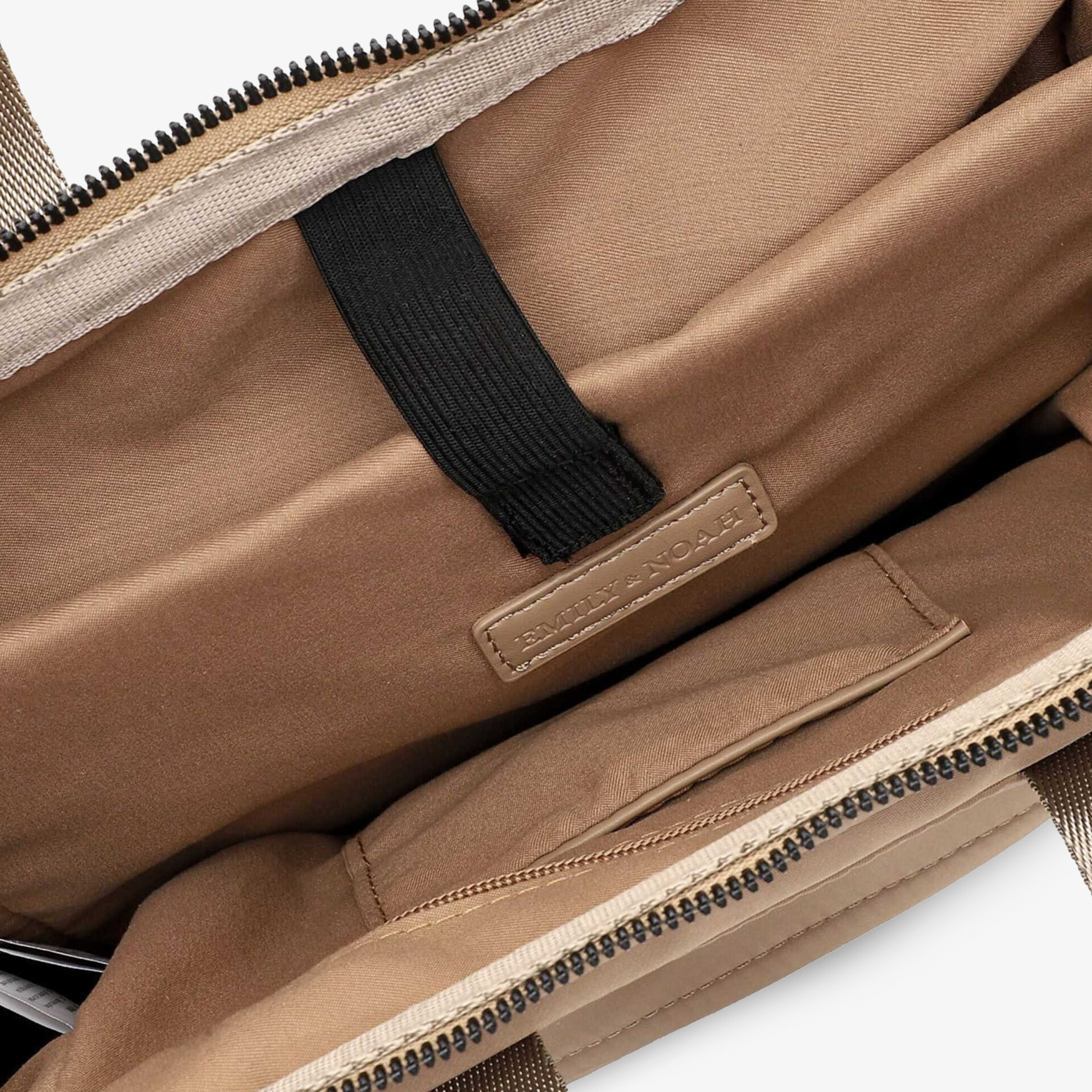 Detailaufnahme eines geräumigen Innenraums mit Organisiertem Fach und stabilem Reißverschluss