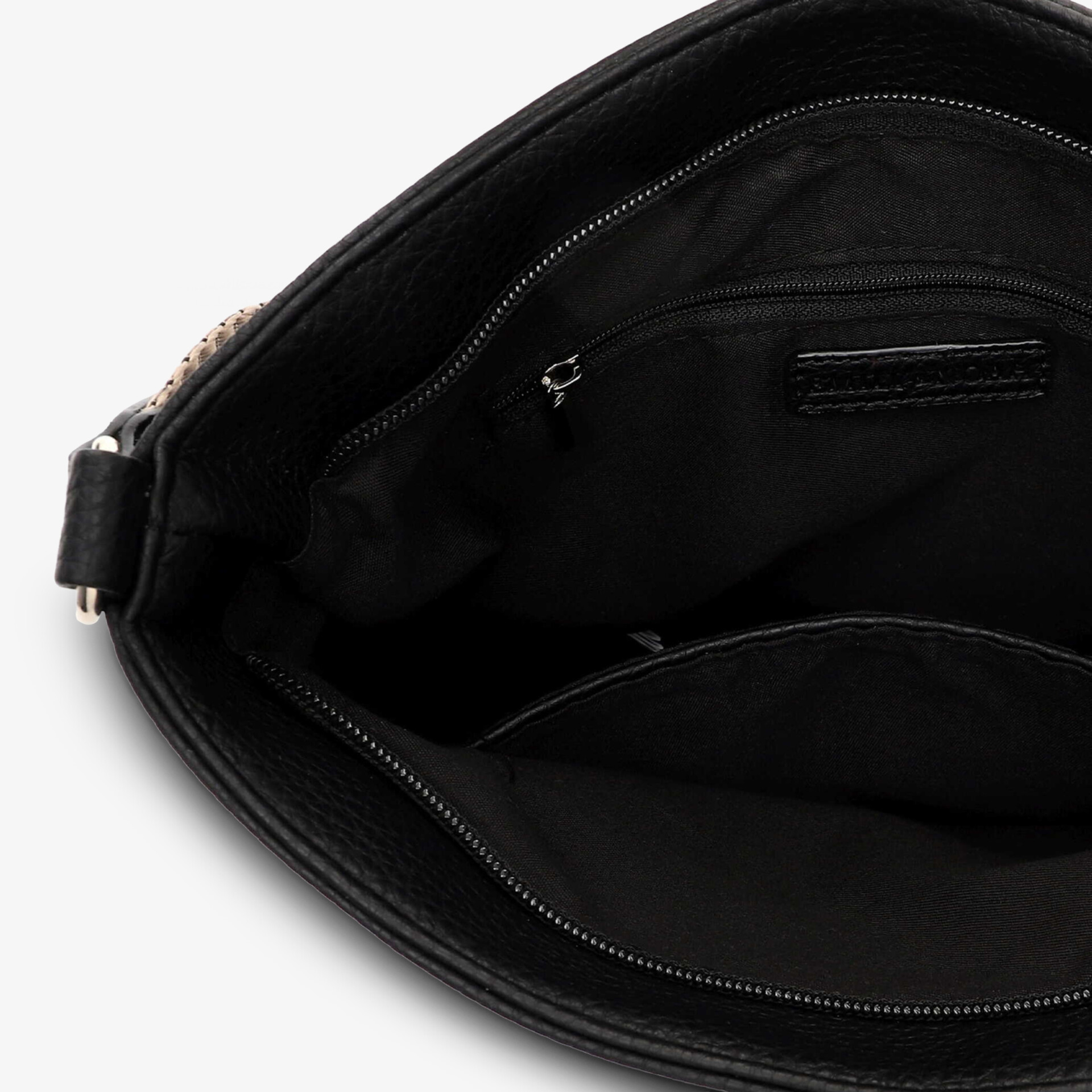 Innenansicht einer schwarzen Tasche mit geräumigem Hauptfach und praktischen Reißverschlussfächern