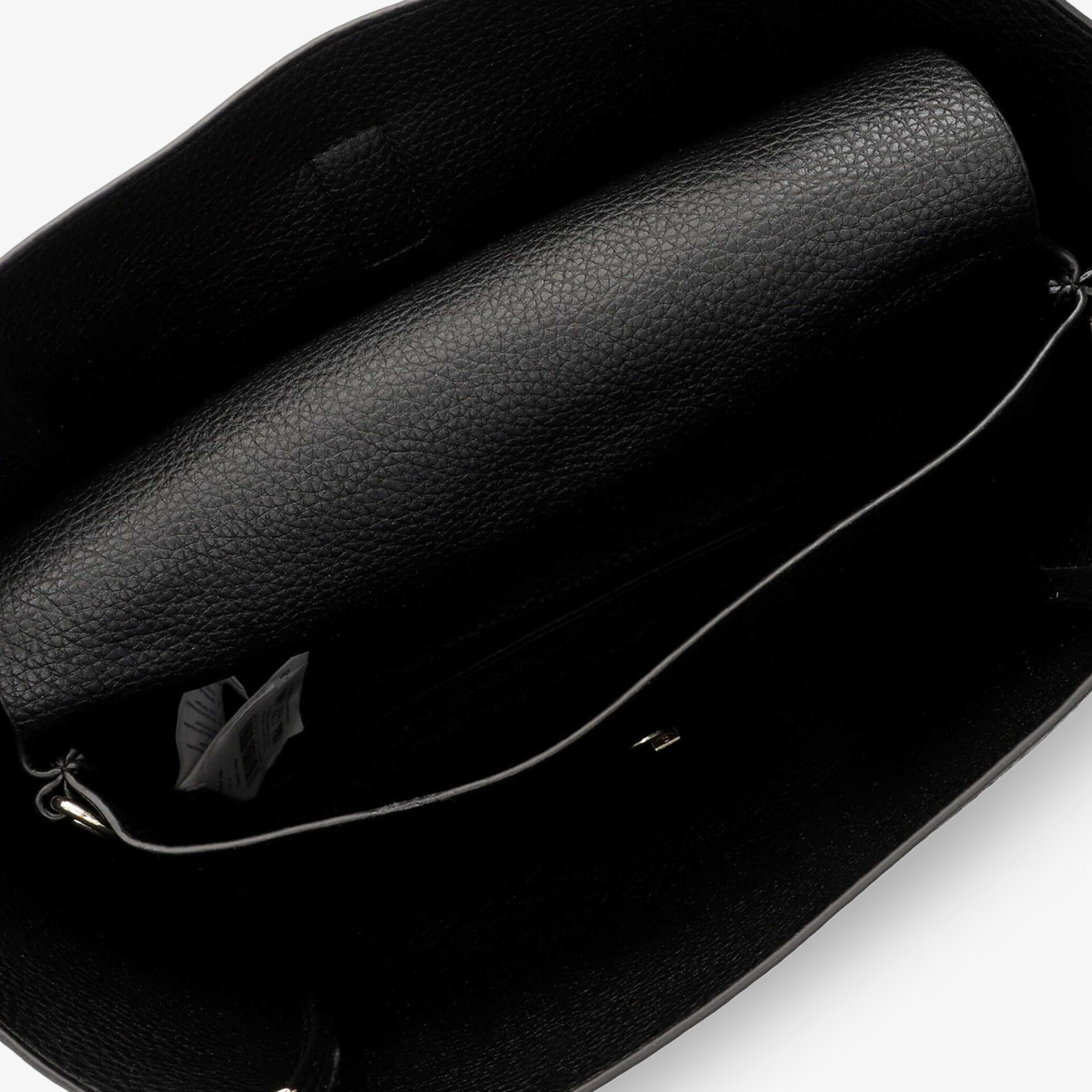 Detailansicht des Inneren einer hochwertigen Handtasche mit geräumigem, robustem Innenraum und praktischer Tasche