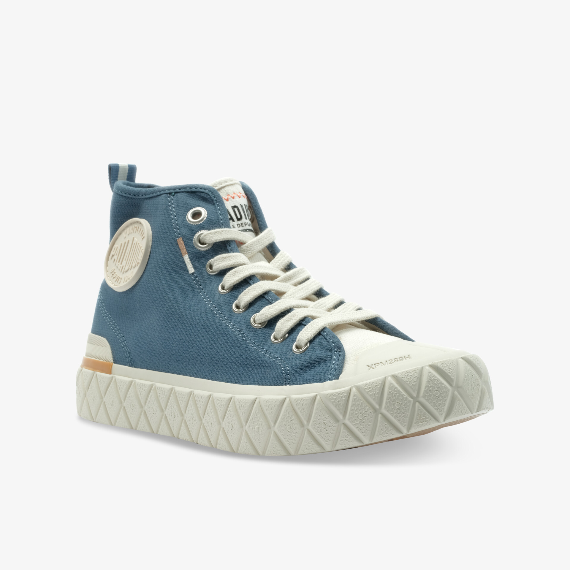Blauer Hightop Sneaker mit stabiler Gummisohle, bequemer Passform und modernem Design in schräger Frontansicht