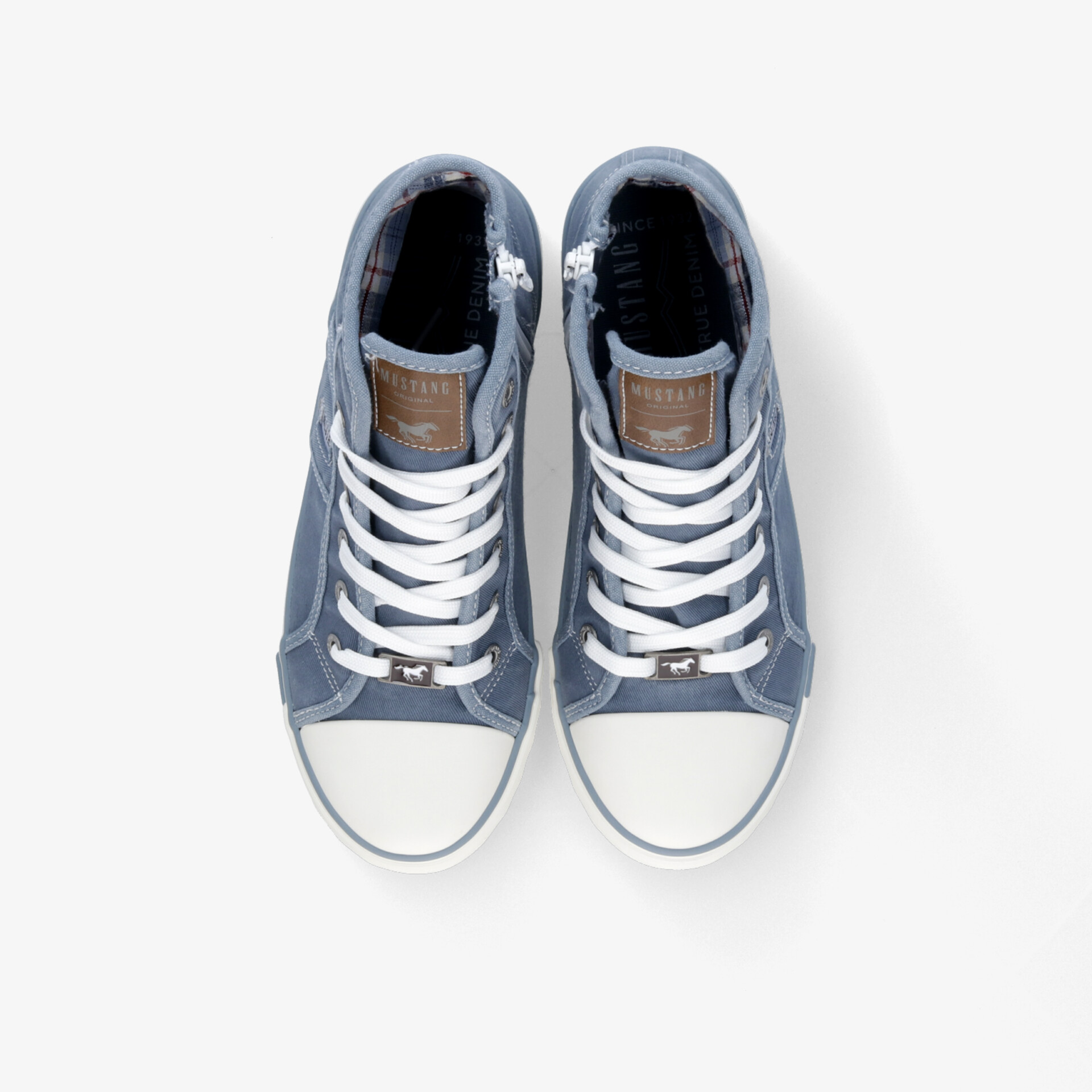 Bequeme blaue und weiße Sneaker mit Schnürsenkeln, langlebig und atmungsaktiv, perfekt für den Alltag