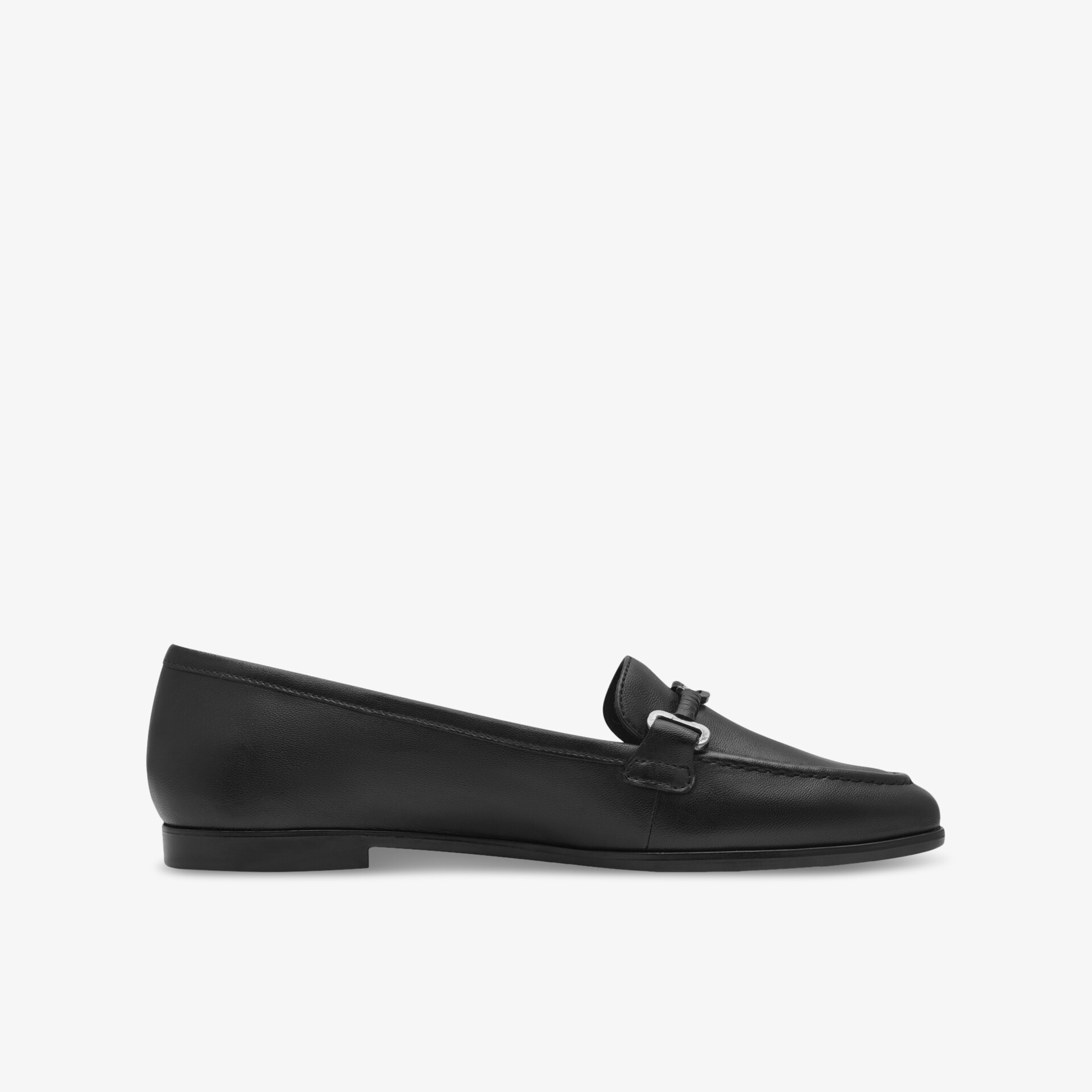 Eleganter schwarzer Loafer mit flachem Absatz in seitlicher Ansicht, schlicht und bequem für den Alltag