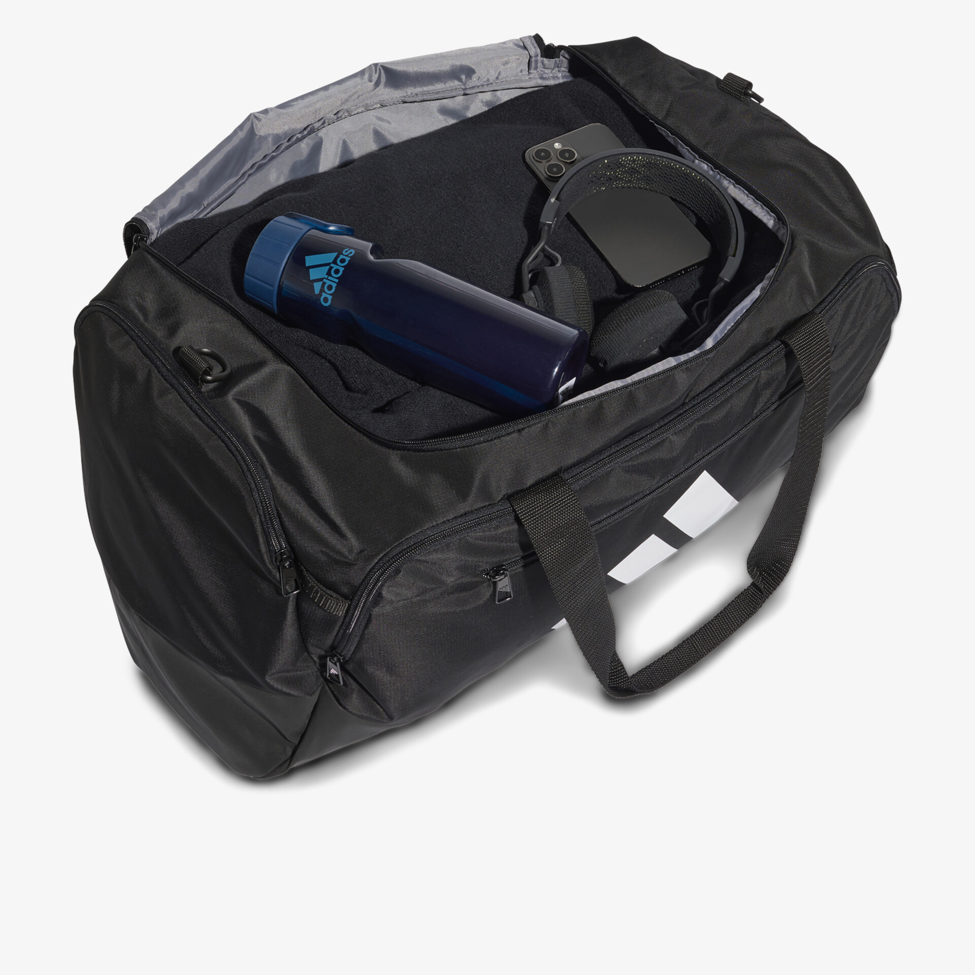 Schwarze Sporttasche mit offenem Hauptfach, sichtbar sind Trinkflasche und Kleidung, praktische und robuste Tasche