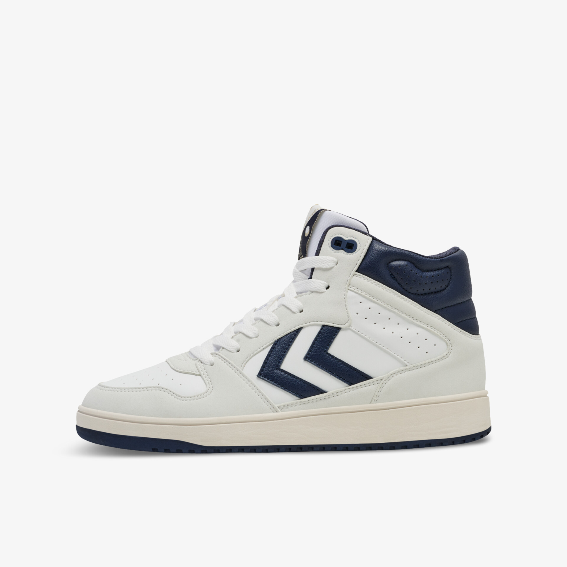 Stylische High-Top-Basketballschuhe in Weiß und Navy mit modernen Details und optimalem Tragekomfort.