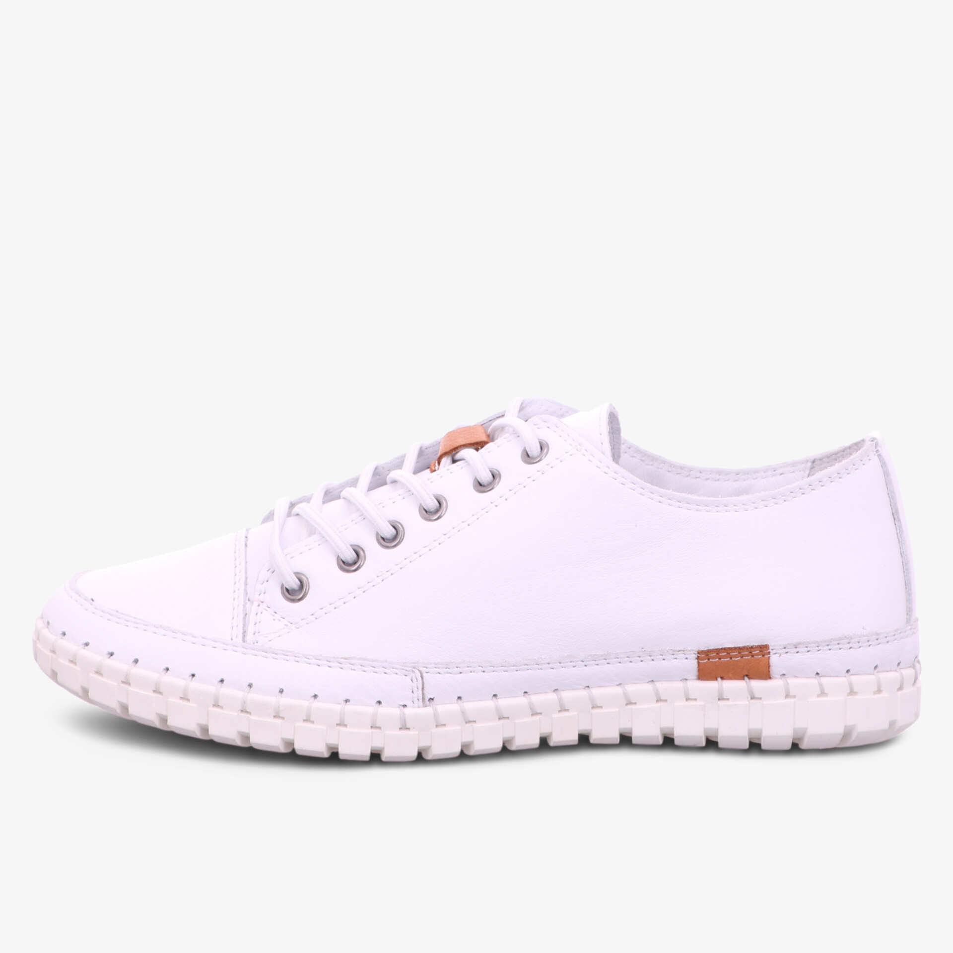 Weißer Sneaker mit robustem Design und modernen Akzenten.