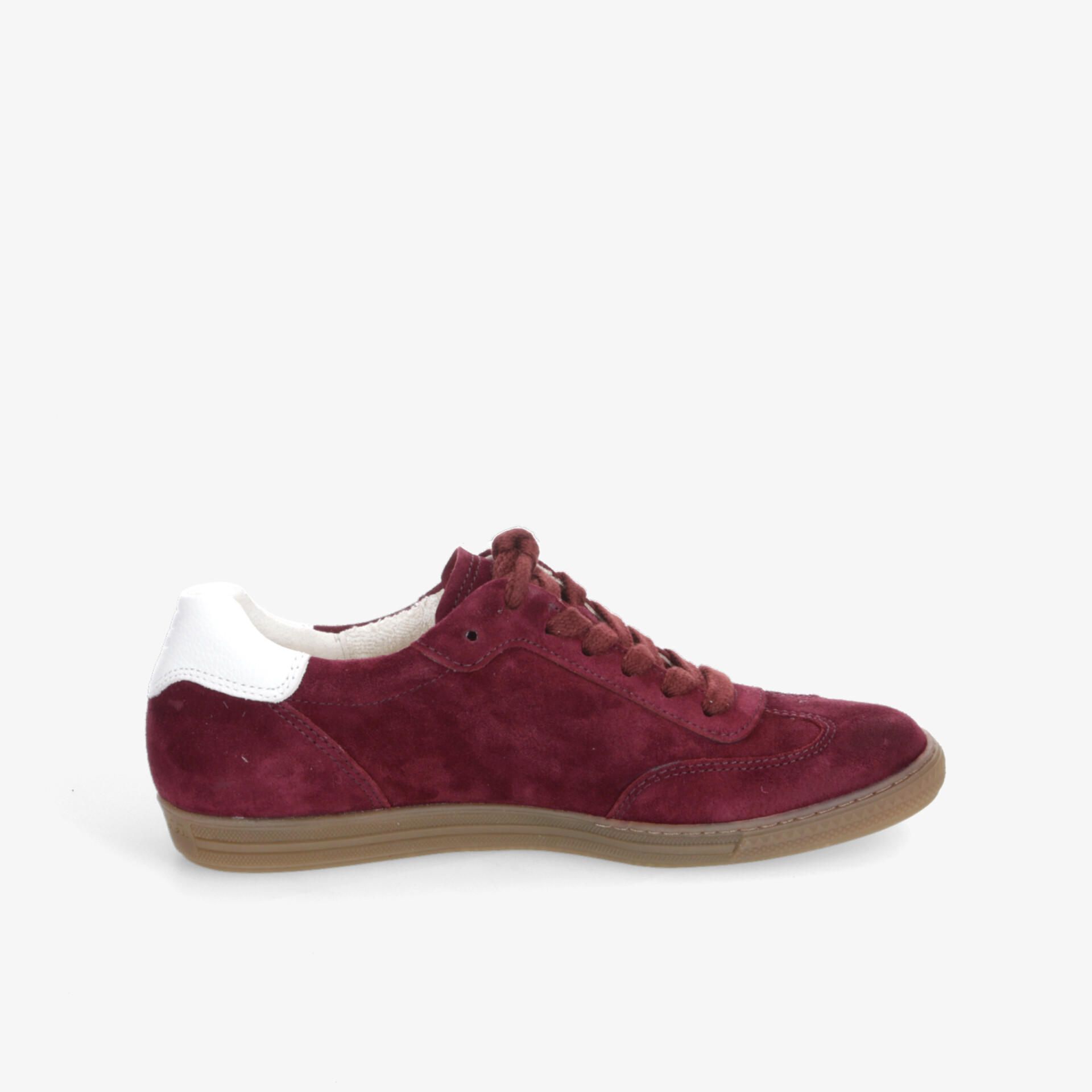 Bordeauxfarbener Sneaker aus Wildleder mit flexibler Sohle und komfortablem Design, seitliche Ansicht
