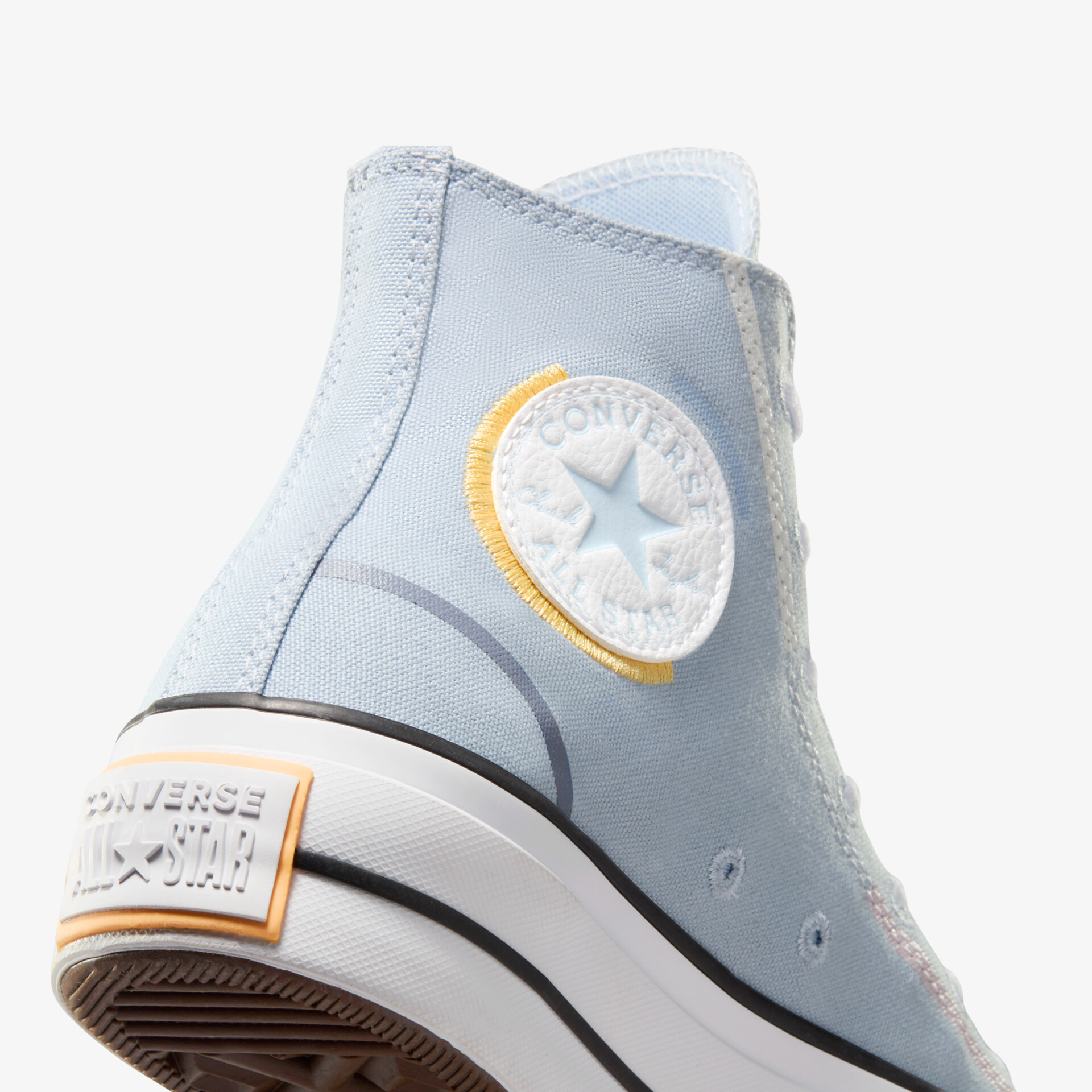 Detailaufnahme eines hellblauen Converse Sneakers mit erkennbaren Logo und stabiler Sohle