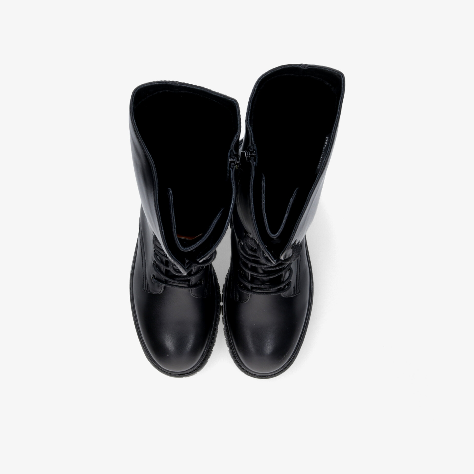 Schwarze Lacklederstiefel im Paar von oben gezeigt, mit robuster und eleganter Optik, glänzend und modisch