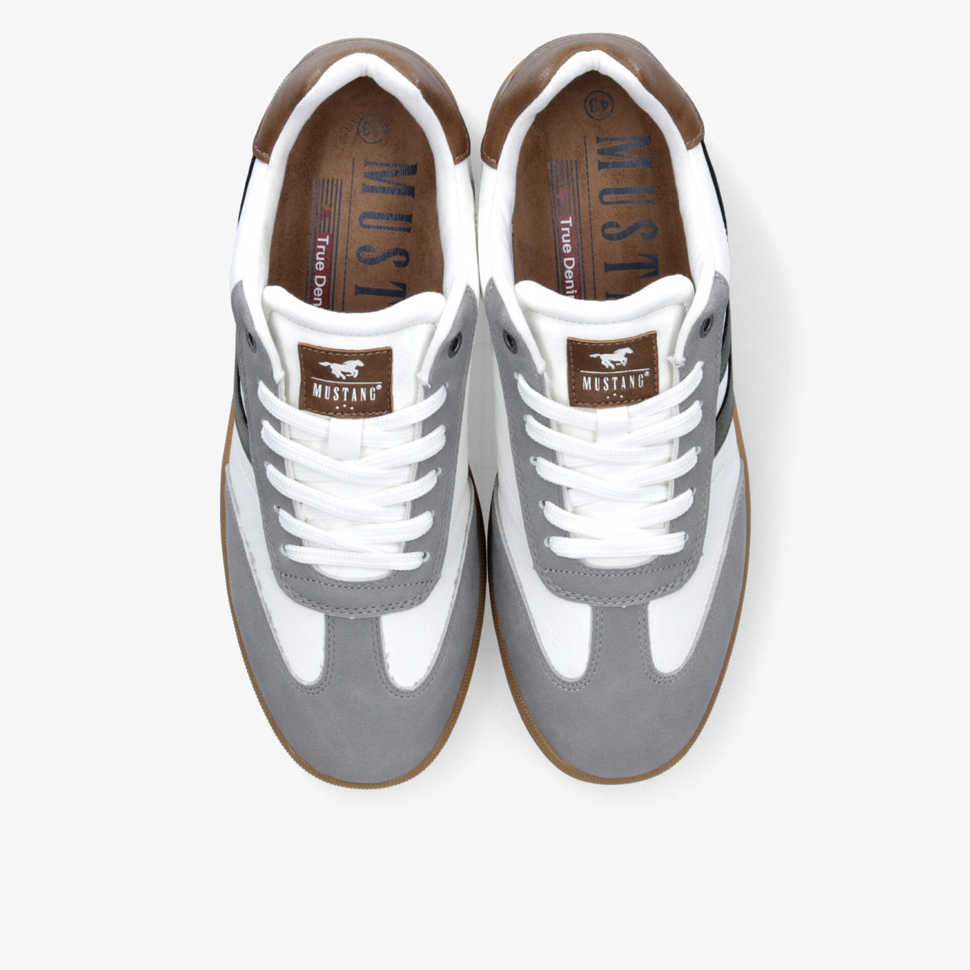 Beeindruckendes Paar grauer und weißer Sneaker mit modernem Design und gepolstertem Schaft in Draufsicht